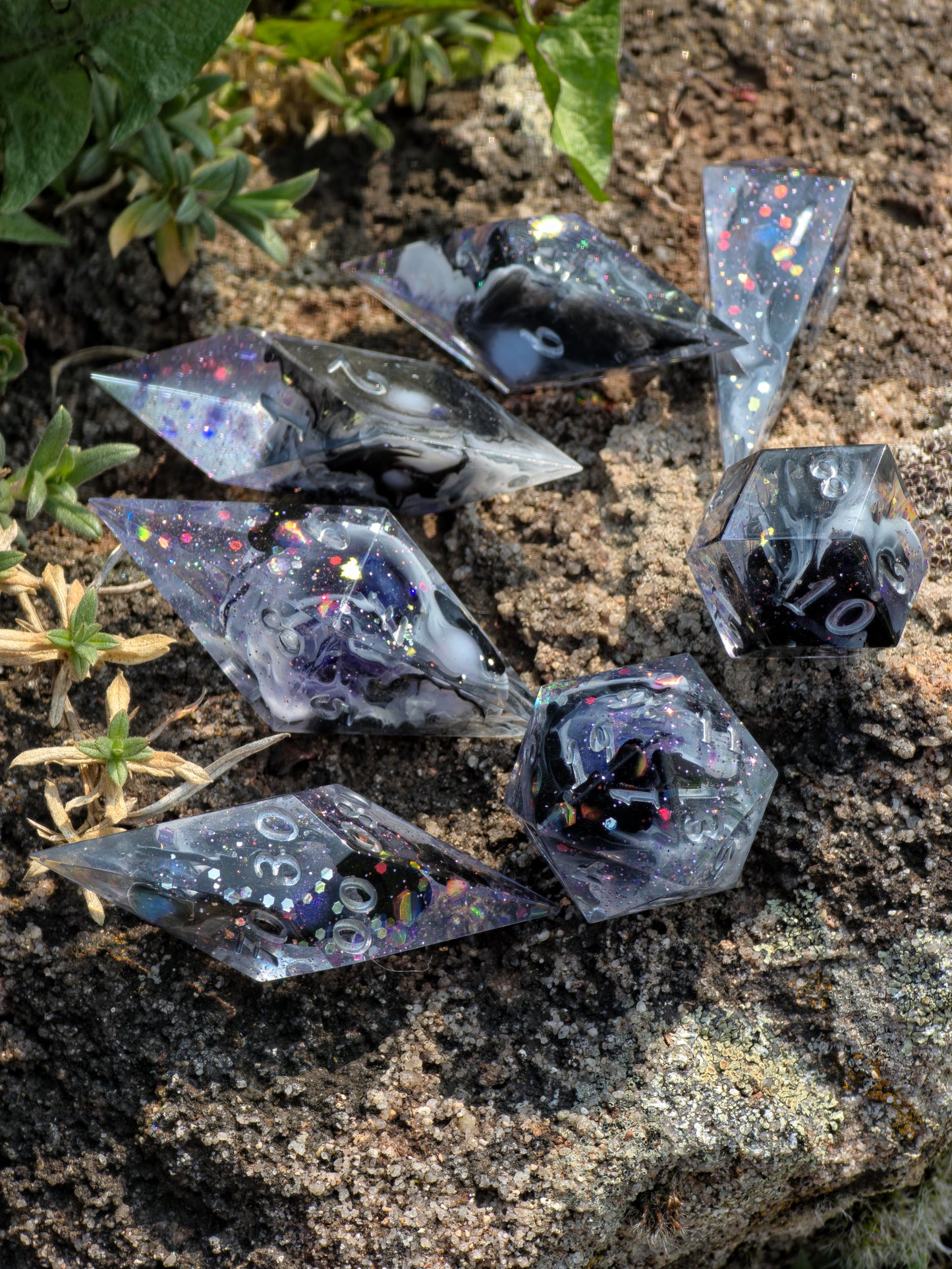 Elongated Dice Set „Cosmic Orbit“ – 7 Resin Dice with Mini Planets, Galaxy Nebula Effect | Space Dice | Silver Numbers | Handmade Sharp Edge TTRPG Dice