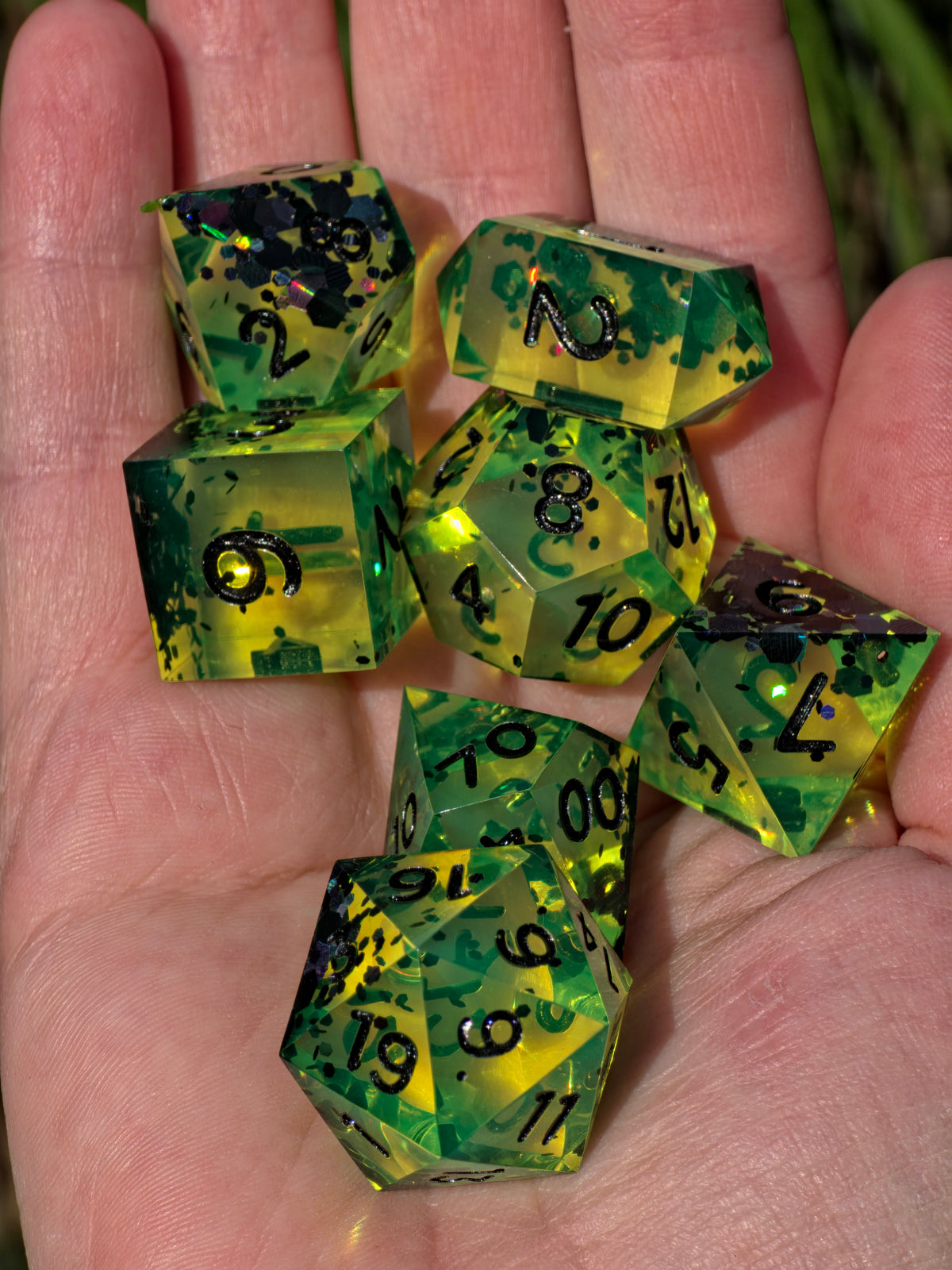 Uranium Glass – Toxic Emerald Würfelset – 7-teiliges DnD Resin Dice Set | Giftgrüne Fantasy Würfel mit schwarzen Zahlen | Handmade RPG Dice