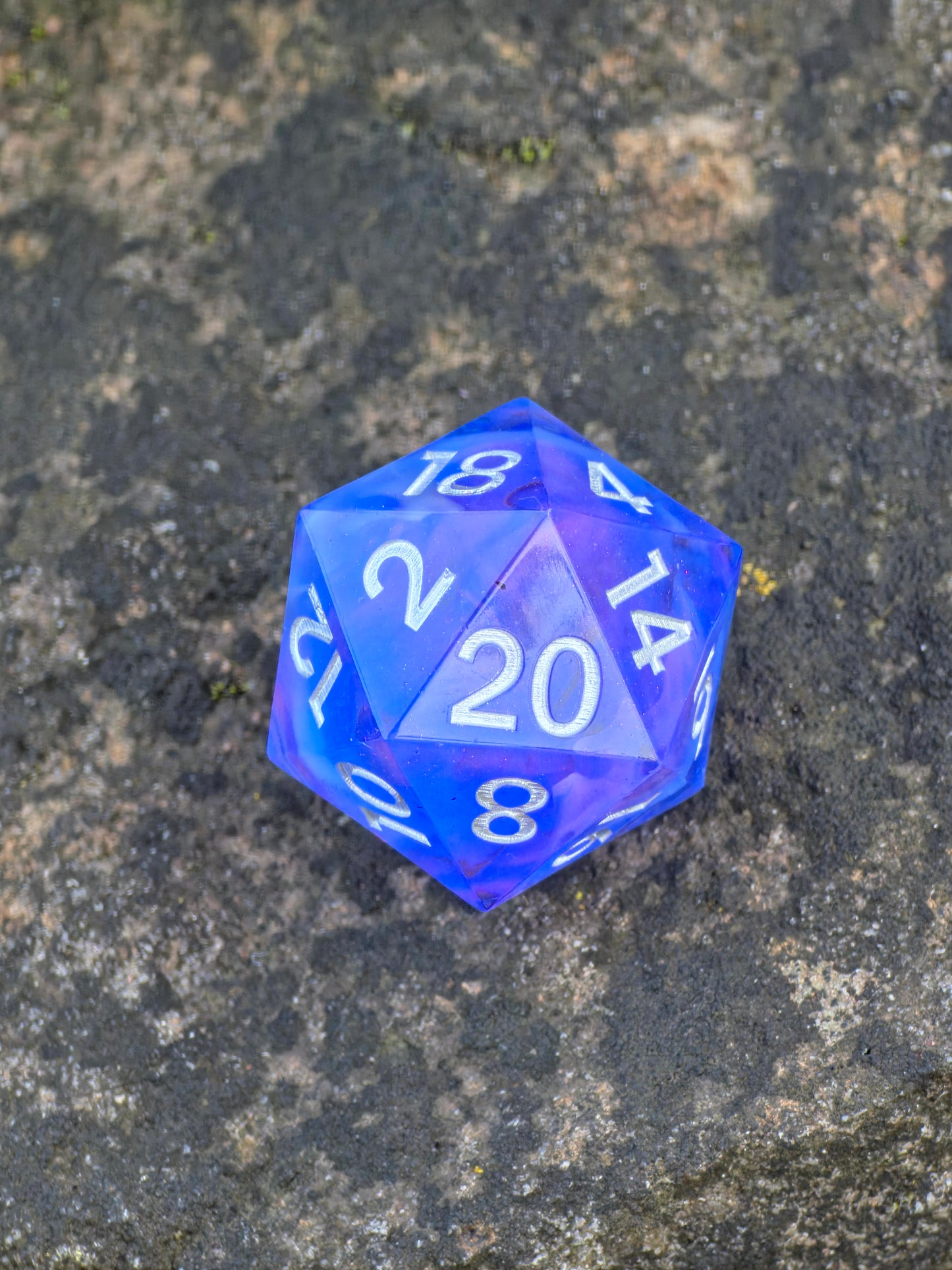 Einzelner Polyedrischer D20 – Cloud Effekt Pink Blau Transparent | Handgemachter Resinwürfel Standardgröße | DnD Dice Pen and Paper TTRPG Fantasy Würfel