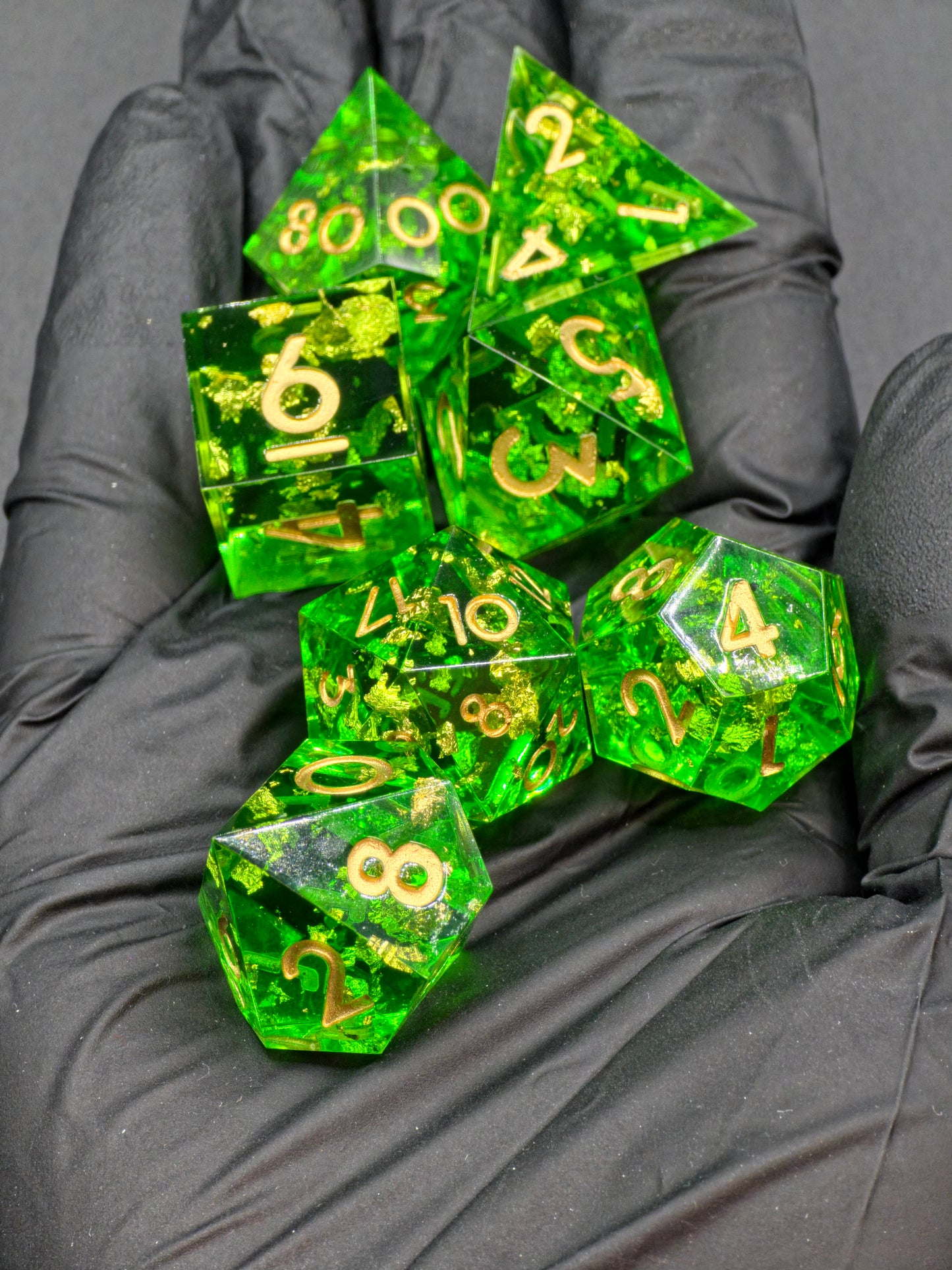 Polyedrisches Würfelset „Emerald Treasure“ – Handgemachte Resinwürfel in Smaragdgrün mit Goldflocken | DnD Dice Set Pen and Paper TTRPG | Edelstein Würfel mit Spiegelglanz