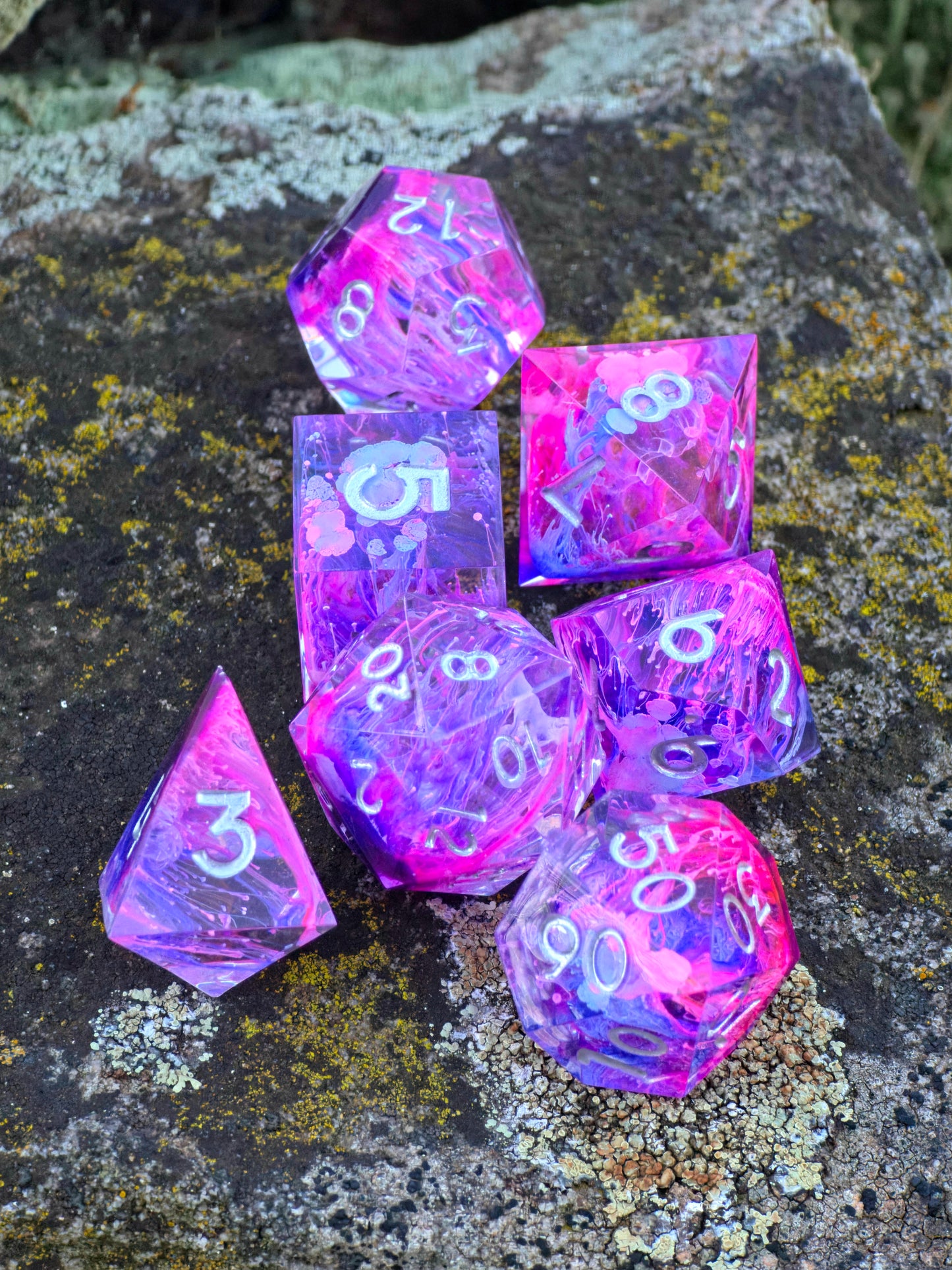 Handgemachtes DnD Würfelset Petri Effekt Pink Lila Blau | Sharp Edge Resin Dice Set 7-teilig | Silber Zahlen TTRPG