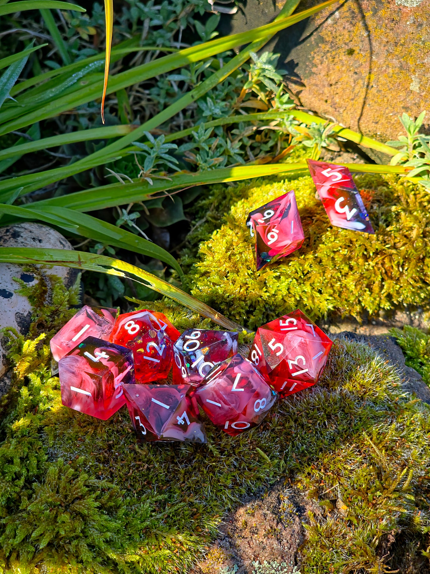 Polyedrische Blood & Mist Dice – inspiriert von Astarion aus Baldur’s Gate 3 Handmade DnD Dice Set 9 Stück – Blutrot, Weißer Nebel Schwarze Schatten