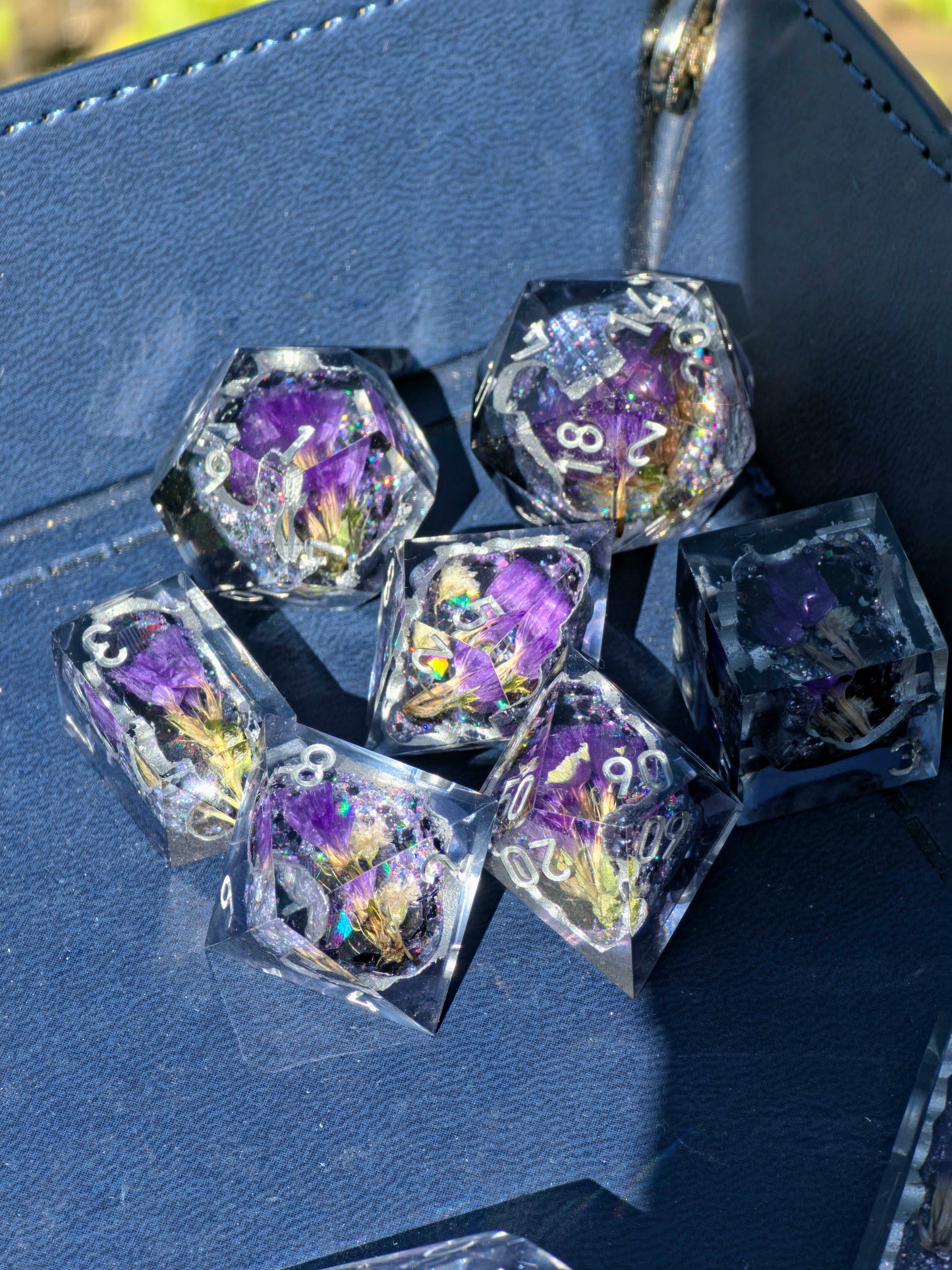 Midnight Amethyst Geode Flower Dice Set – Schwarze Kristallgeode mit violetten Blüten, Handgemachte Sharp Edge Resin Würfel, DnD Fantasy Dice