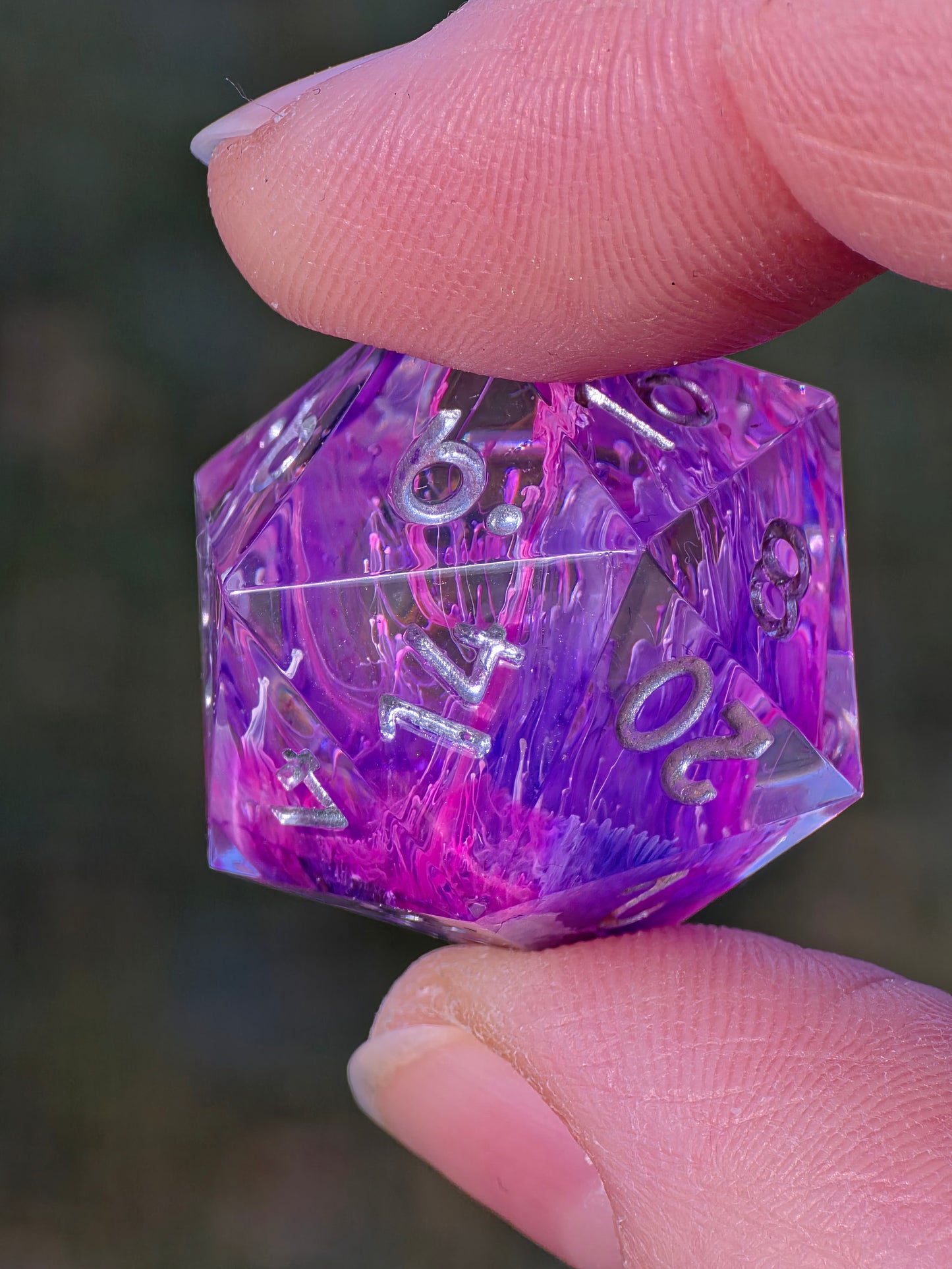 Handgemachtes DnD Würfelset Petri Effekt Pink Lila Blau | Sharp Edge Resin Dice Set 7-teilig | Silber Zahlen TTRPG