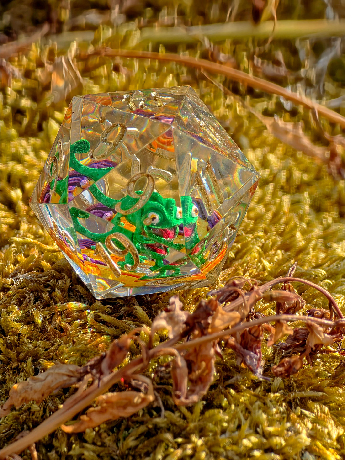 Pascal's Secret Garden D20 Dice – Tangled Inspired Resin D20 mit Pascal Chamäleon | Handgemachter Sharp Edge Würfel für DnD & RPG