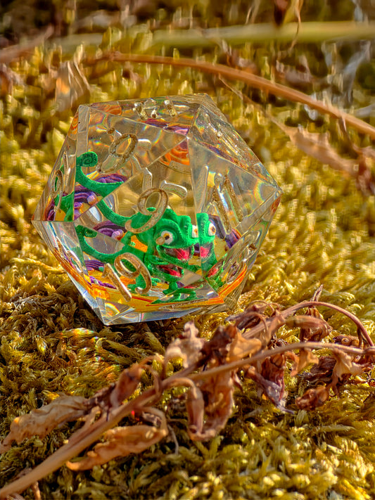 Pascal's Secret Garden D20 Dice – Tangled Inspired Resin D20 mit Pascal Chamäleon | Handgemachter Sharp Edge Würfel für DnD & RPG