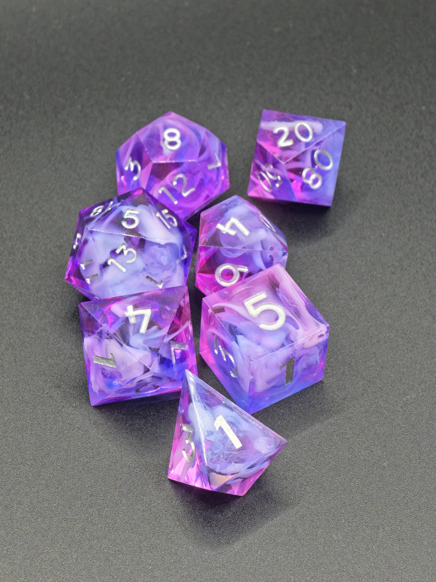 Polyedrisches Würfelset „Violet Cloud Nebula“ – Handgemachte Resinwürfel rosa-lila mit Nebel Effekt | DnD Dice Set TTRPG