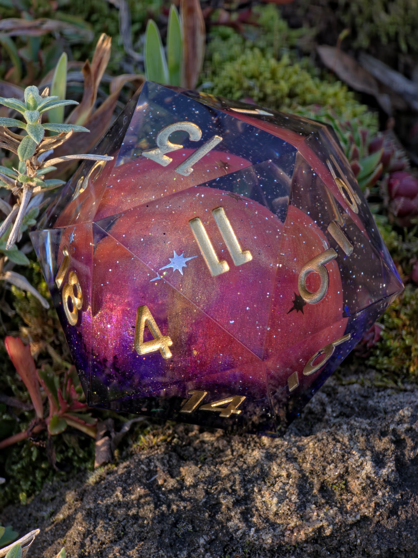 Polyedrischer D20 XL 55 mm – Planet Mars Dice | Handgemachter Resin Würfel mit Galaxie-Effekt & Goldzahlen | Universum Würfel für DnD, TTRPG