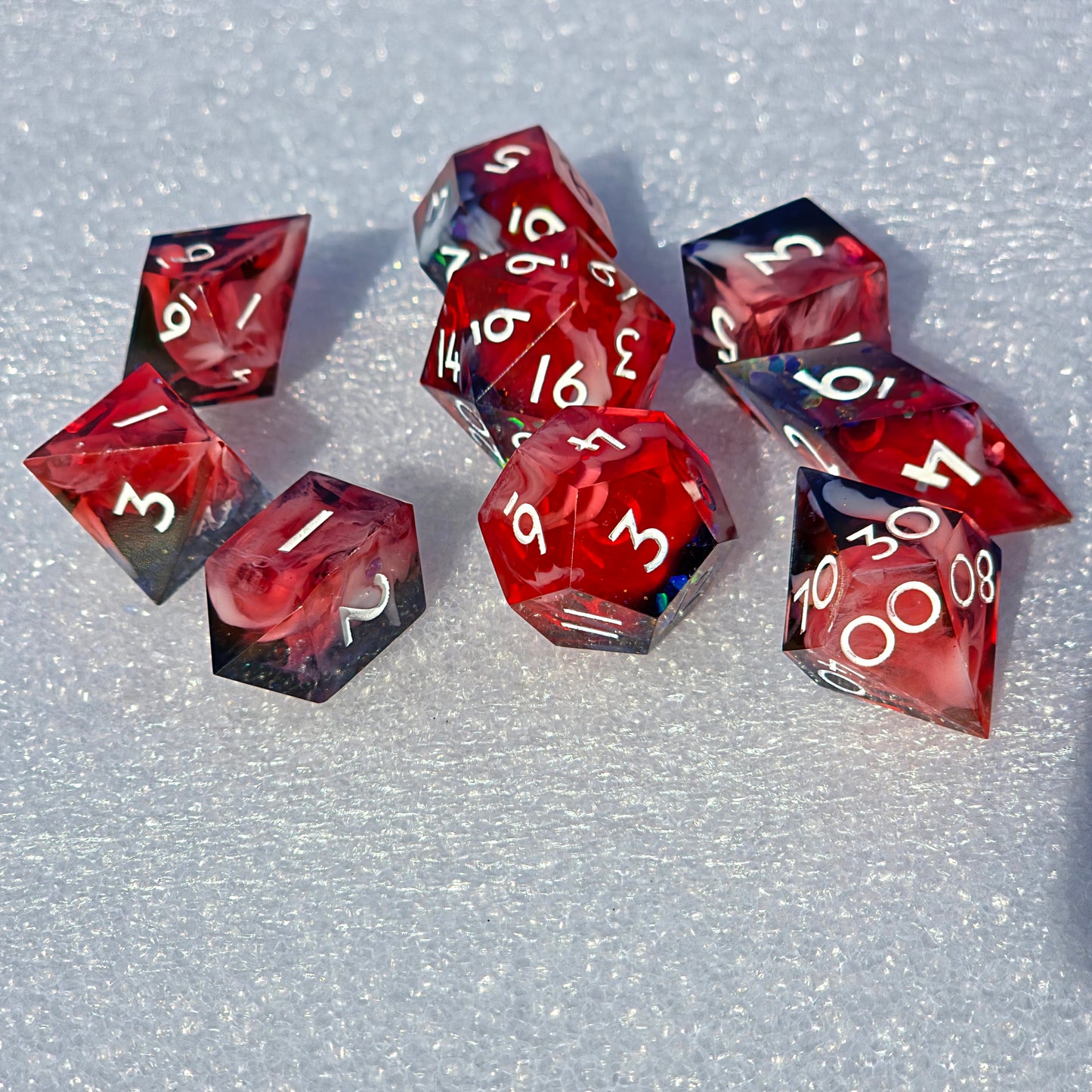 Polyedrische Blood & Mist Dice – inspiriert von Astarion aus Baldur’s Gate 3 Handmade DnD Dice Set 9 Stück – Blutrot, Weißer Nebel Schwarze Schatten