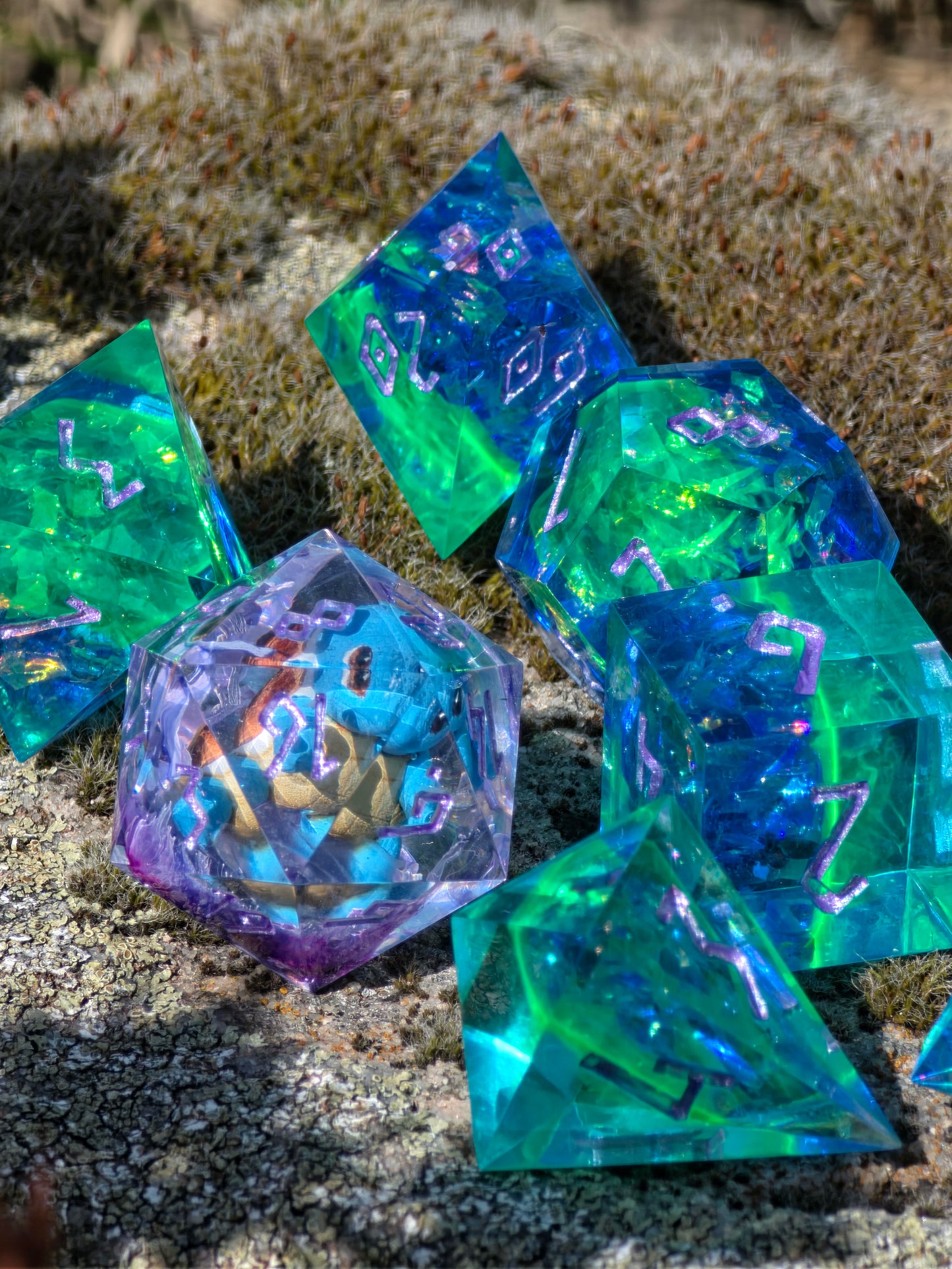 Shiggy – Mystic Tidal Bloom Würfelset – Handgefertigtes Pokémon inspiriertes Resin Dice Set | Petri-Effekt & Metallic Lila Zahlen Squirtle