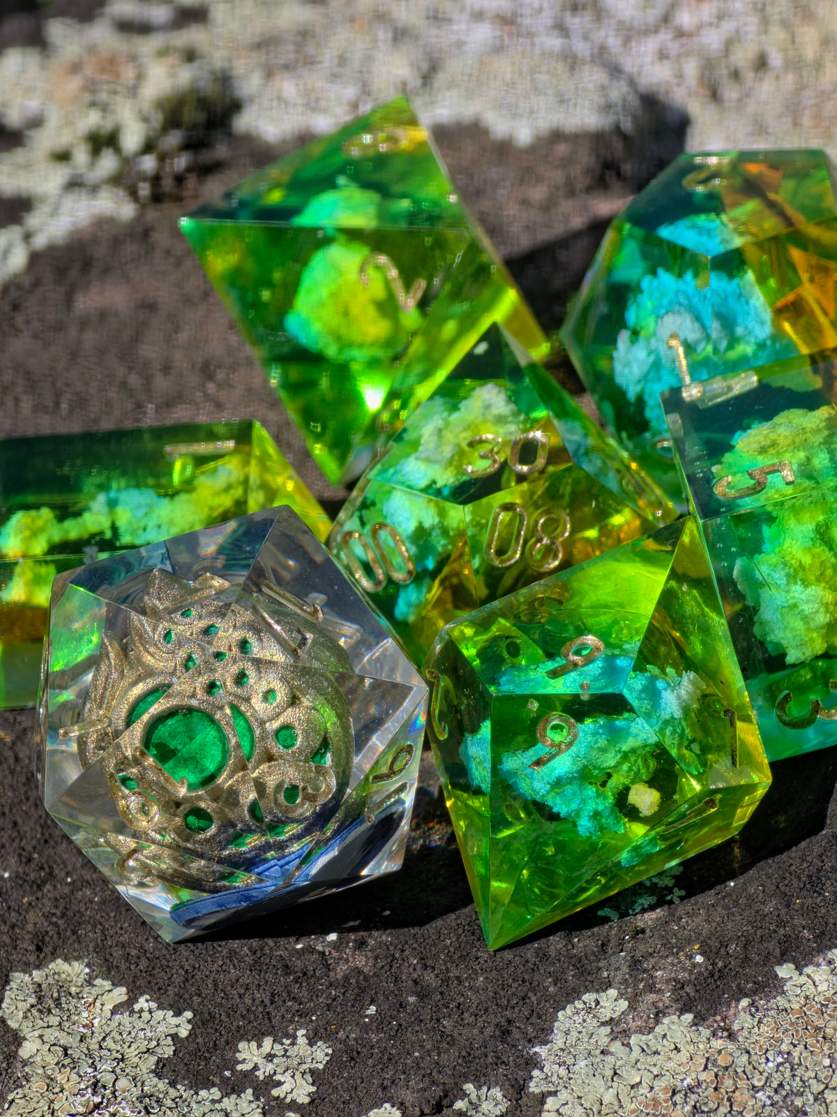 Stamina Vessel – Spirit of Hyrule Würfelset – Zelda Breath of the Wild & Tears of the Kingdom Inspired | Grünes DnD Dice Set mit Gold | Handmade Resin Würfel