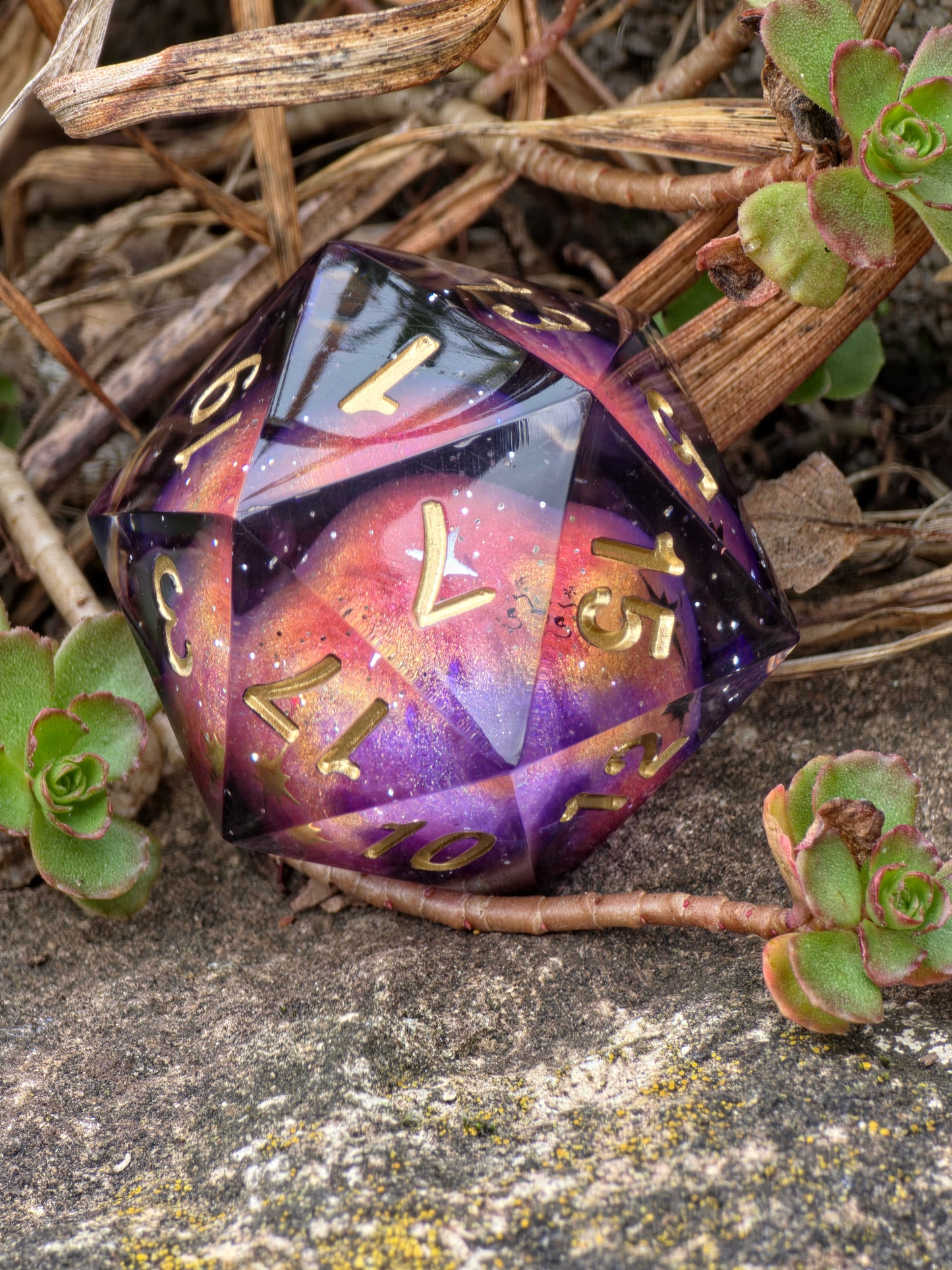 Planet Meteorite Galaxy D20 Würfel 35mm – Handgemachter Polyedrischer Resinwürfel mit goldenen Zahlen & Sternen | DnD Pen and Paper | Einzelwürfel