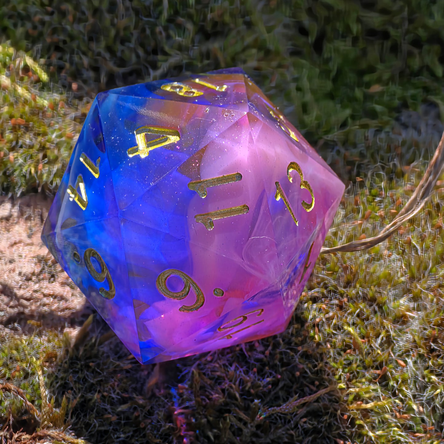 Polyedrischer Nebula Cloud D20 Würfel 35mm – L Format Chonk Dice | Handgemachter RPG Würfel in Blau & Violett, Galaxy Dice,dnd