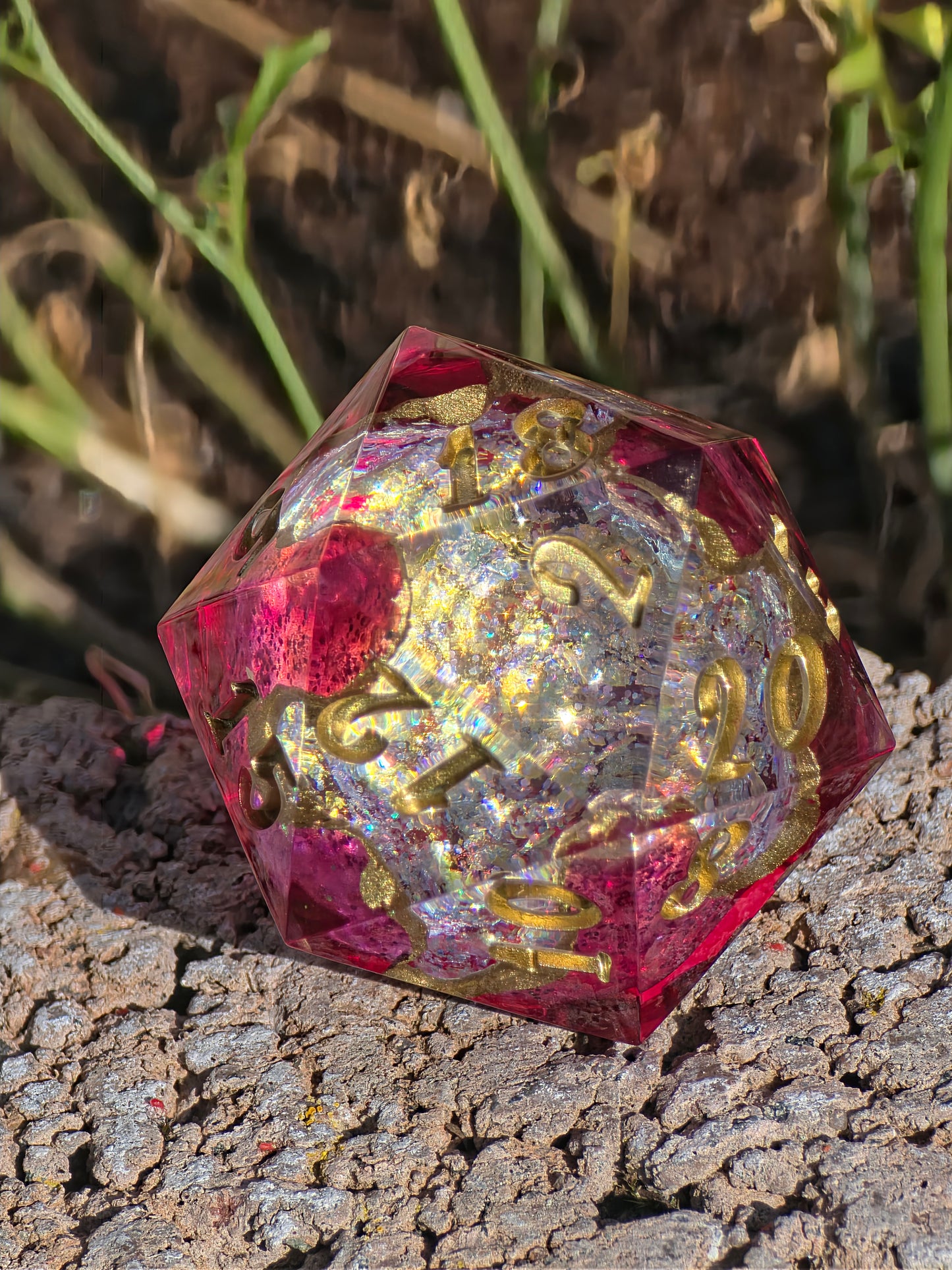 Crimson Geode D20 – Magischer Handgemachter Resin Würfel mit Kristallkern, Pink Gold Fantasy Dice, Premium DnD Einzelstück