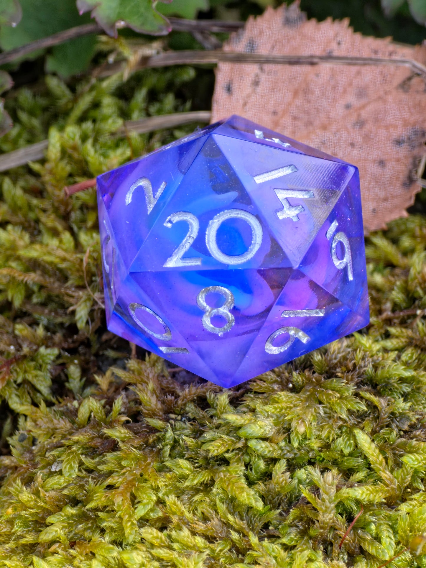 Einzelner Polyedrischer D20 – Cloud Blossom Nebula Effekt Blau Lila Transparent | Handgemachter Resinwürfel Standardgröße | DnD Dice Pen and Paper TTRPG Fantasy Würfel