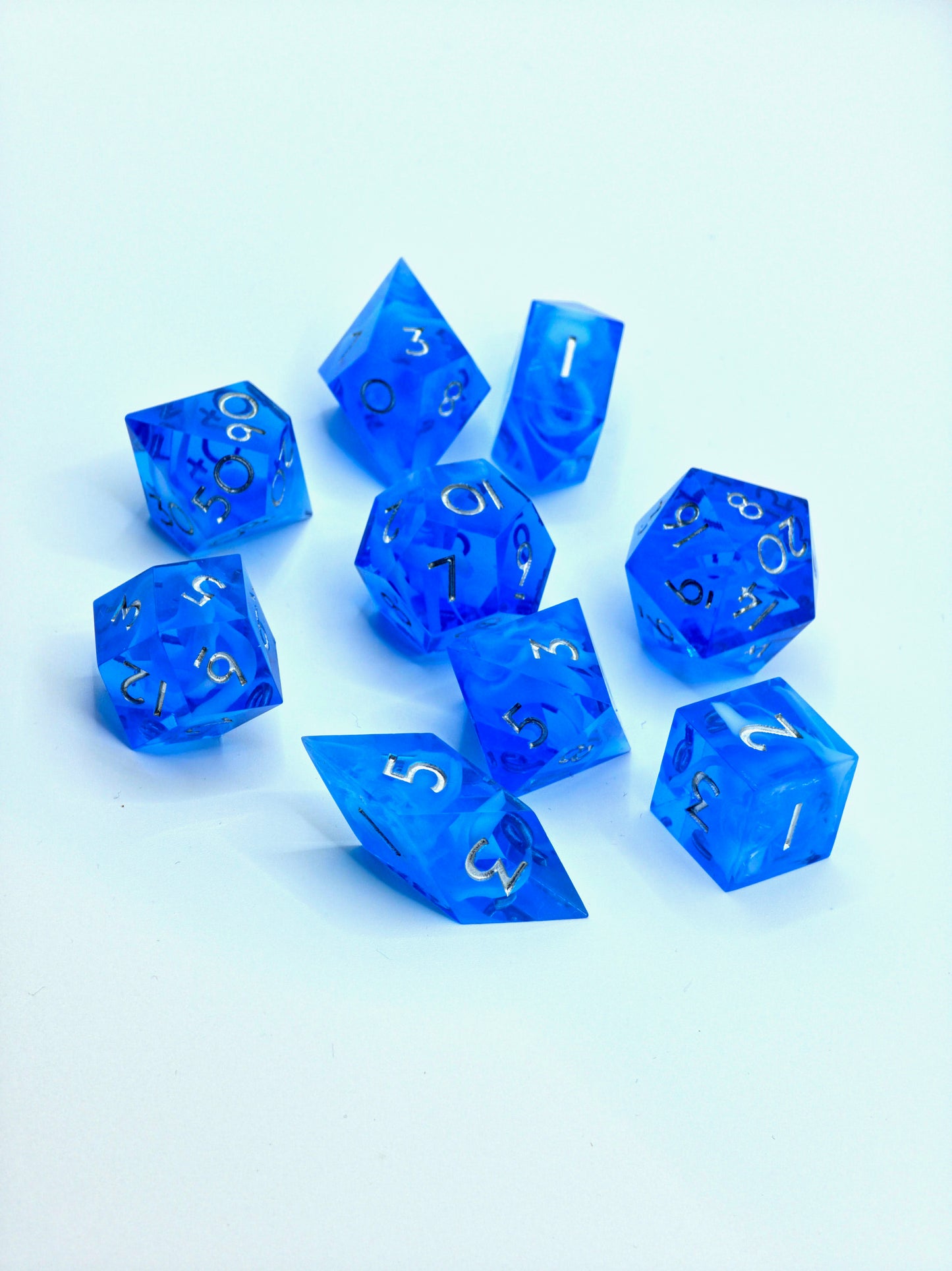 Polyedrischer DnD Würfelset 9 Stück – Arctic Sky Cloud Dice | Handgemachte Resin Würfel in Eisblau Transparent mit Cloud-Effekt & Silberzahl