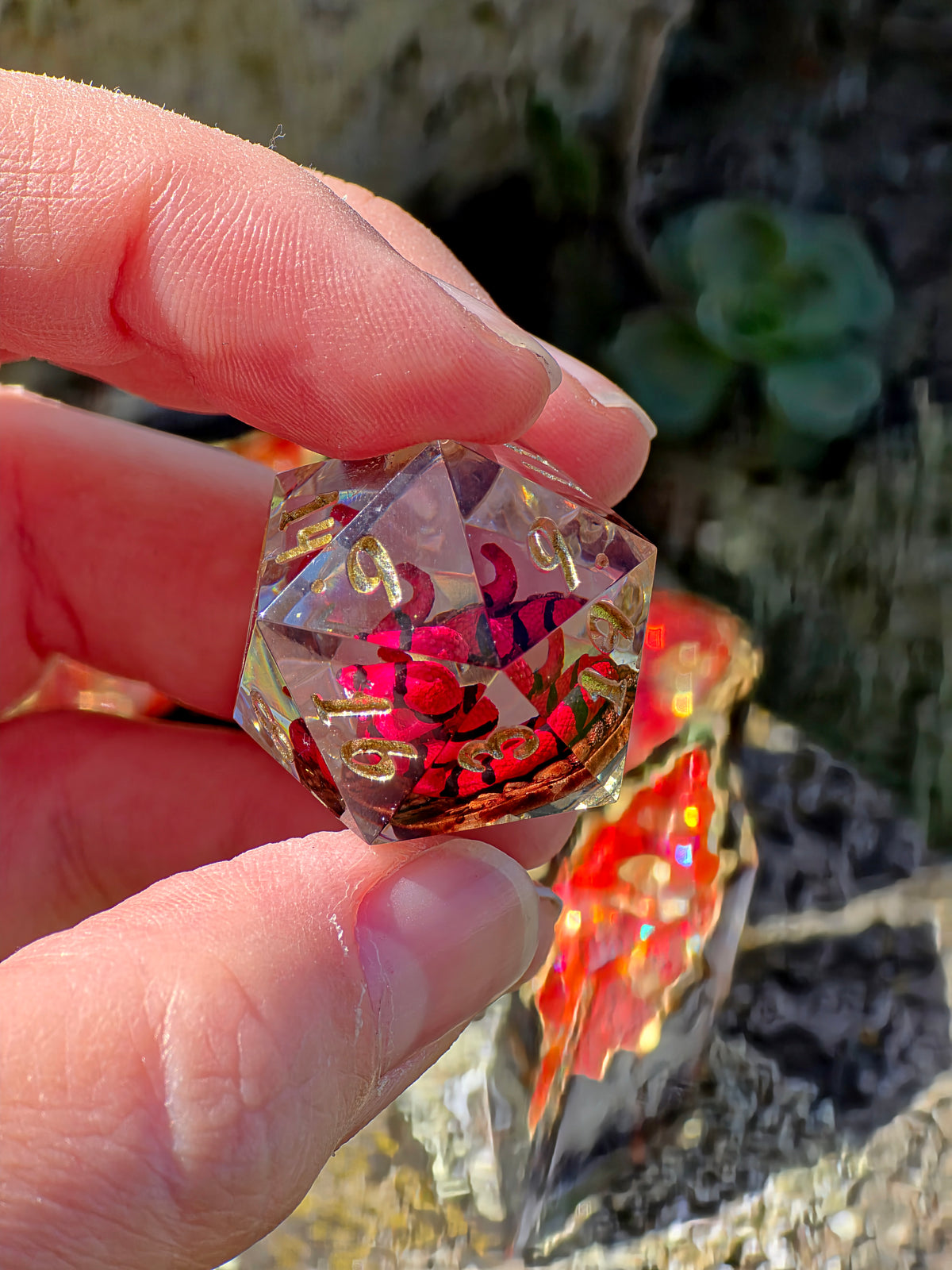 Crimson Serpent – Heart of the Volcano Lava Serpent Würfelset – Rote Schlange im D20 | 7-teiliges DnD Resin Dice Set mit Lava Geoden, Gold & Schwarz | Handmade Fantasy Würfel