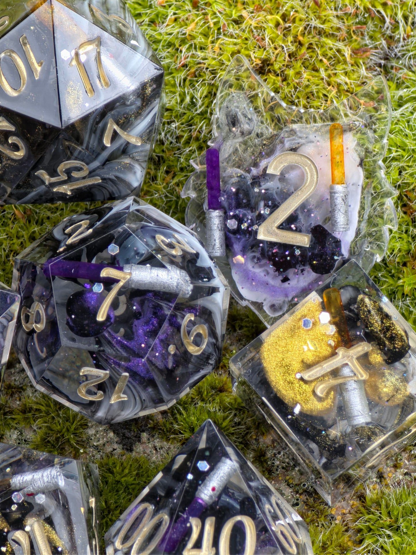 Polyedrisches Würfelset „Void Sabers“ – Handgemachte Resinwürfel mit Lichtklingen & Nebeleffekt | 8-teiliges DnD TTRPG Set