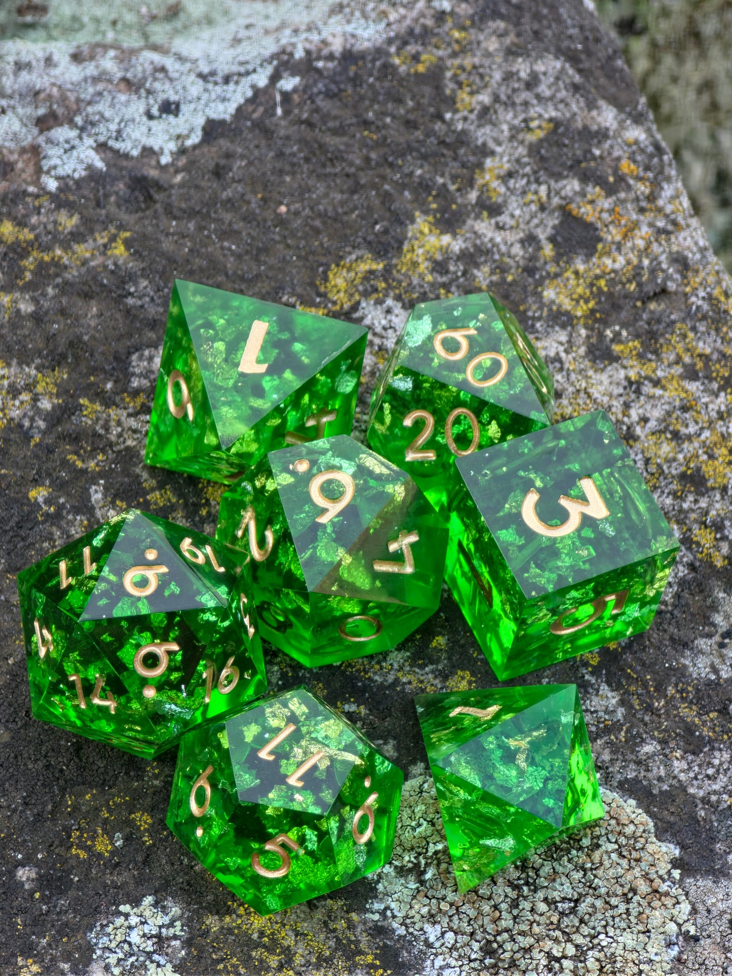 Polyedrisches DnD Würfelset Smaragdgrün – Handgemachte Resinwürfel mit Goldflocken | DnD Pen and Paper TTRPG | Edelstein Effekt Set