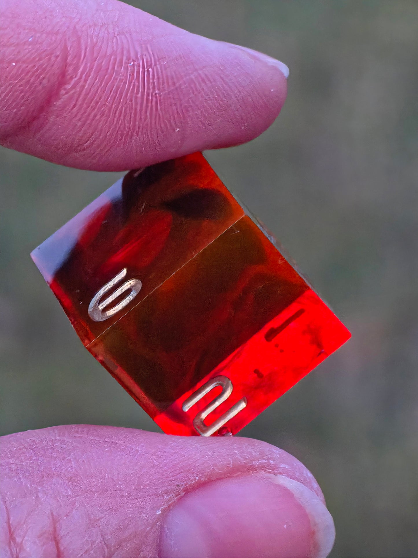 Handgemachtes DnD Würfelset „Blood Cerberus“ – Resin Dice Set 7-teilig | D20 mit Cerberus | Rot Schwarz | Sharp Edge | Goldene Zahlen | RPG Würfel