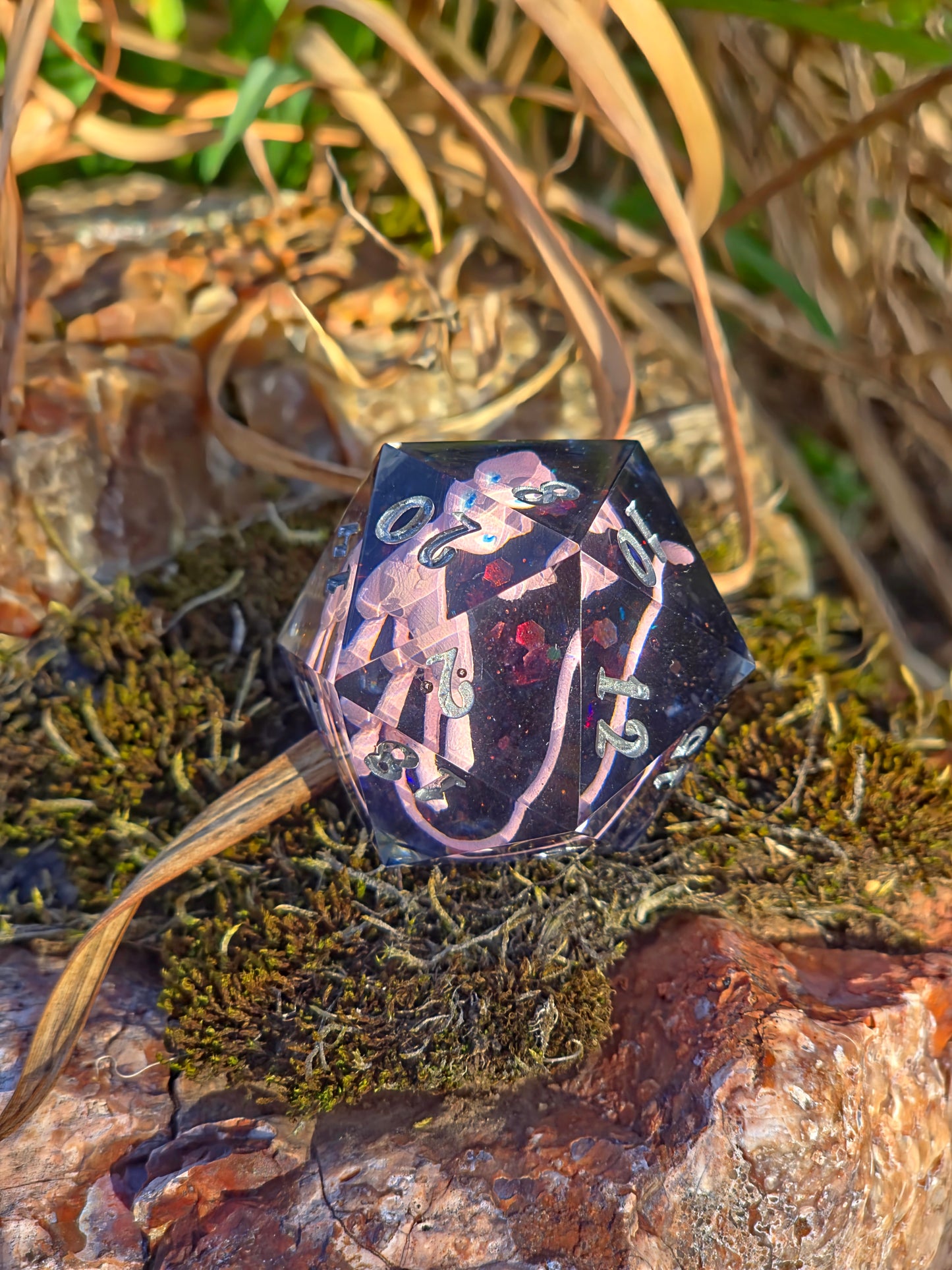 Mew – Psychic Galaxy D20 40 mm – Pokemon inspirierter Resin Würfel | Rosa Mew Miniatur, Galaxy Design & Metallic Silber