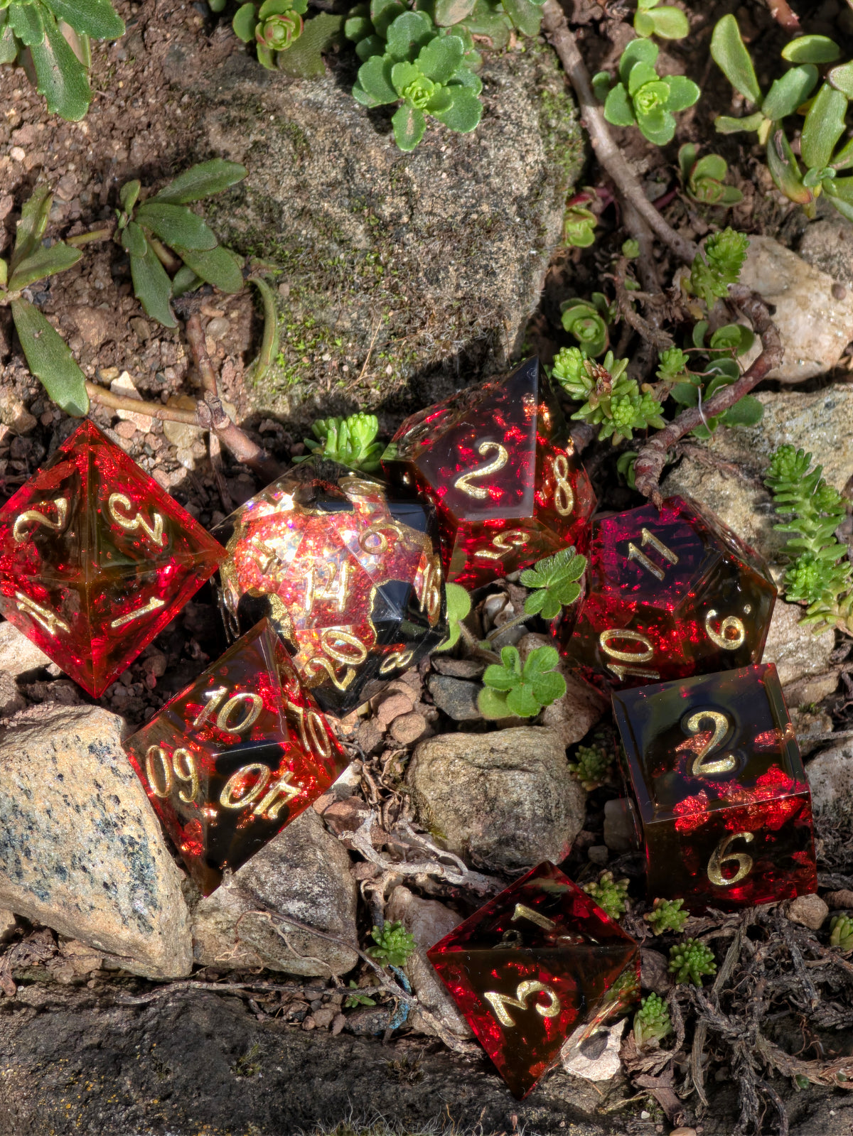 Crimson Inferno – Heart of the Volcano Ruby Lava Geode Würfelset – 7-teiliges DnD Dice Set | Rubinrote Resin Würfel mit Gold & schwarzen Wirbeln | Handmade Fantasy Dice