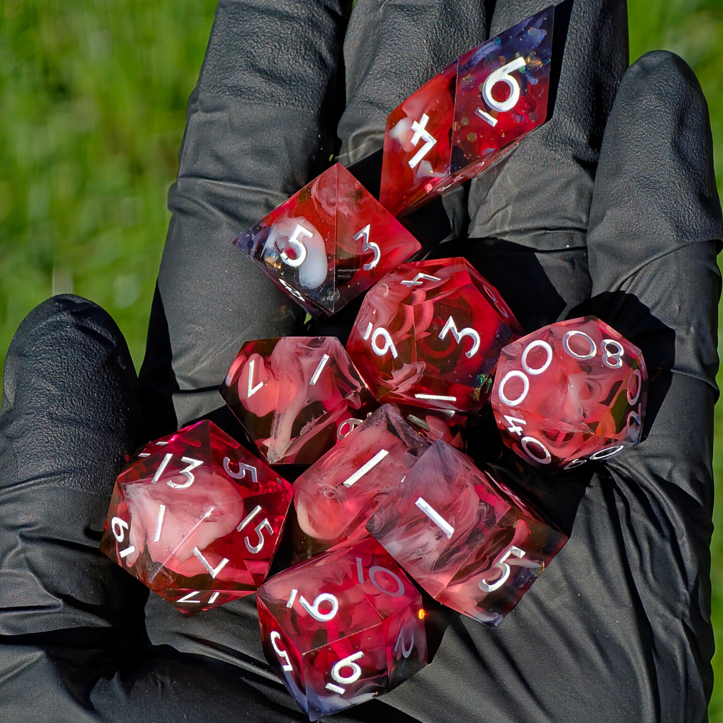 Polyedrische Blood & Mist Dice – inspiriert von Astarion aus Baldur’s Gate 3 Handmade DnD Dice Set 9 Stück – Blutrot, Weißer Nebel Schwarze Schatten