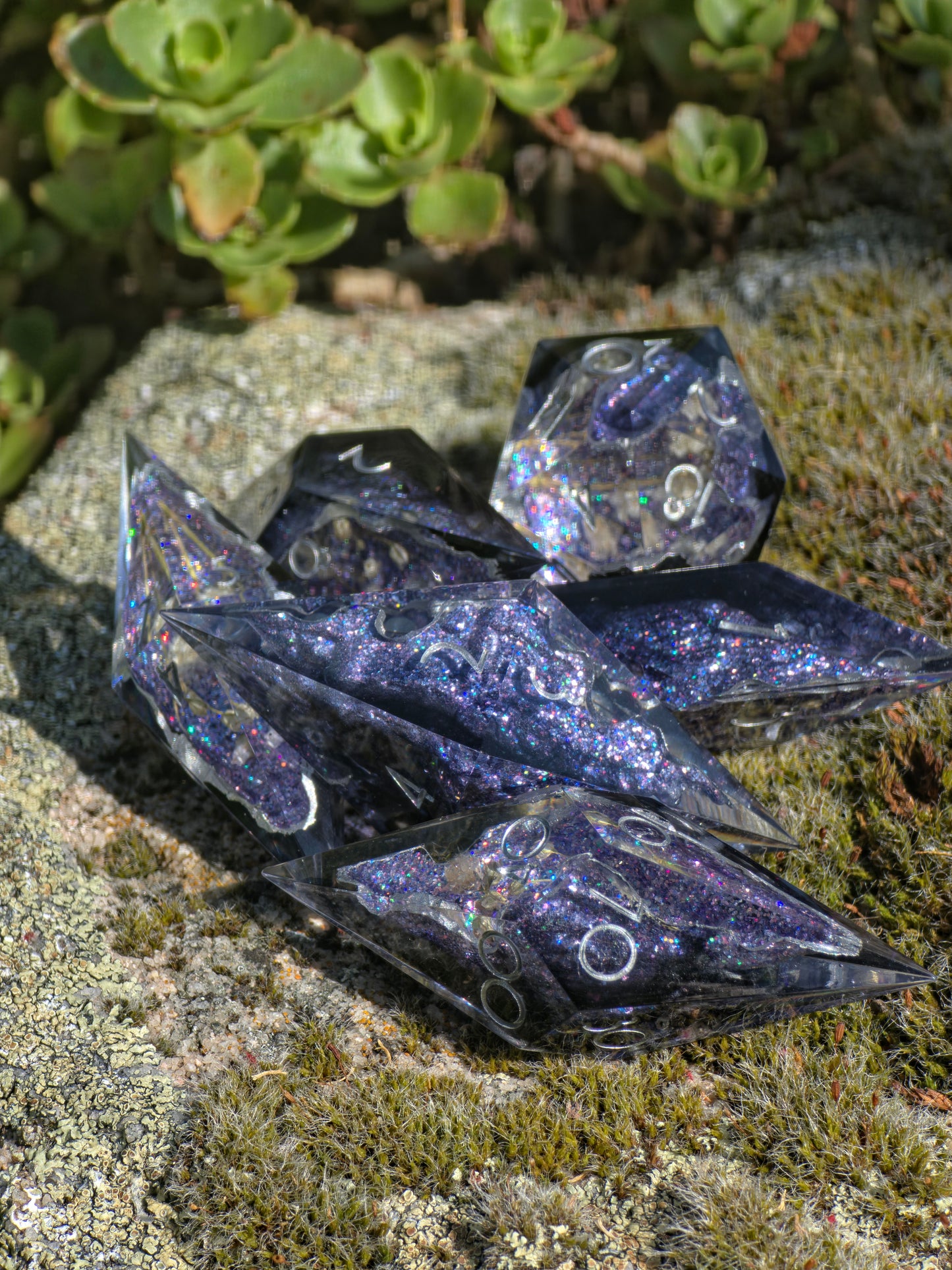 Moonflower Sanctuary Custom Geode Effect Elongated Dice Set mit weißen Blüten – Handgemachte Sharp Edge Resin Würfel mit Kristallkern für DnD (Anne)