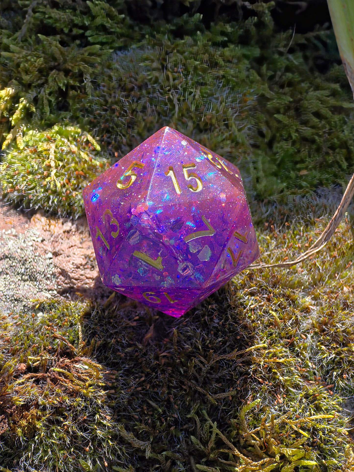 Polyedrischer D20 Würfel 35mm – L Format Chonk Dice | Handgemachter RPG Würfel in Violett Rosa mit Galaxy Schimmer & Goldzahlen für DnD