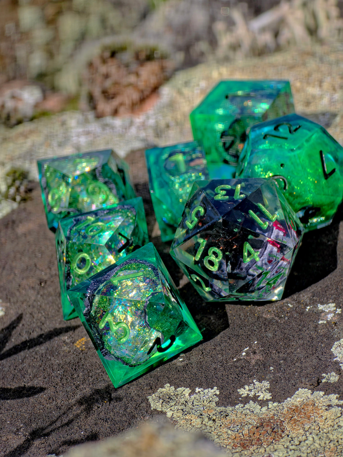 Toothless inspired – Emerald Dragon's Heart- Inspired Würfelset – 7-teiliges Resin Dice Set | Ohnezahn D20 & Smaragdgrüne Geode Würfel | Drachen Fantasy Dice