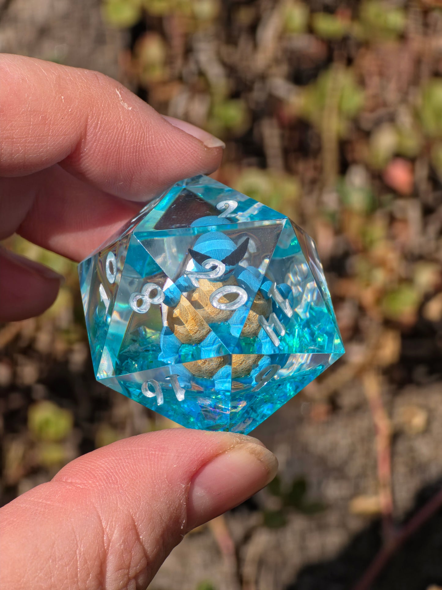 Shiggy – Summer Splash D20 40 mm – Pokémon-inspirierter Resin Würfel mit Sonnenbrille XL DnD Sammlerwürfel