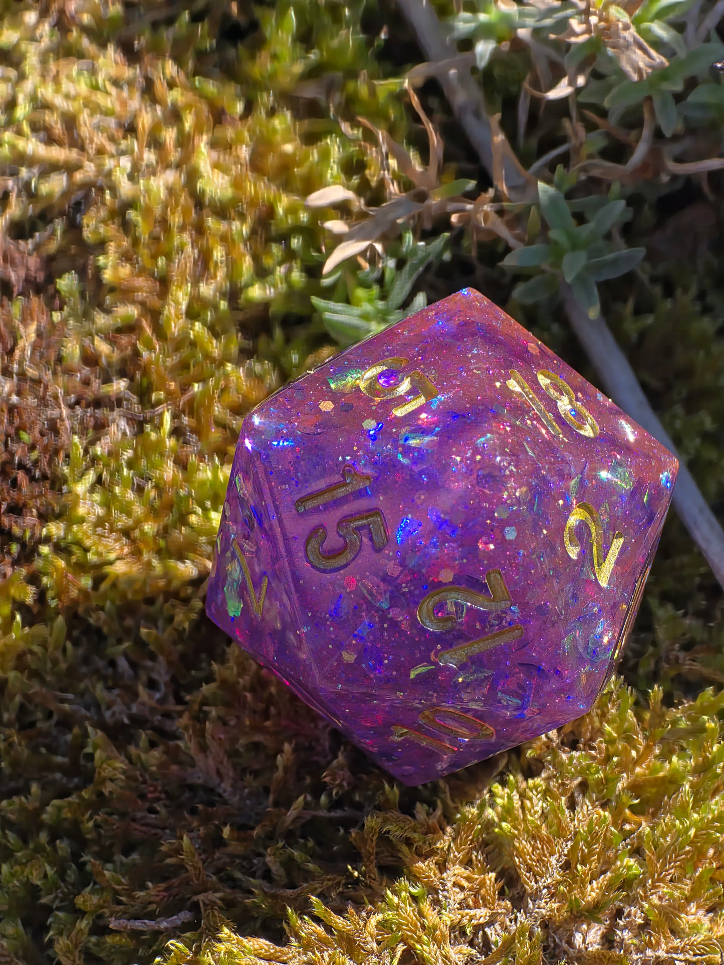 Polyedrischer D20 Würfel 35mm – L Format Chonk Dice | Handgemachter RPG Würfel in Violett Rosa mit Galaxy Schimmer & Goldzahlen für DnD