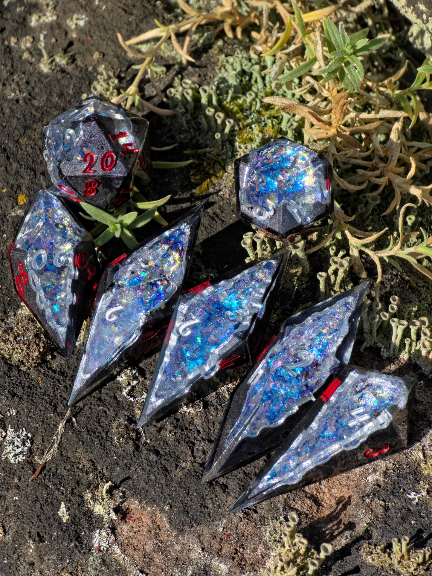 Geode Style Elongated Dice Set – Handgemachte Sharp Edge Würfel mit Opal-Kristallen, Rot-Silber Zahlen, Fantasy DnD Resin Dice (Eléras of Argent)