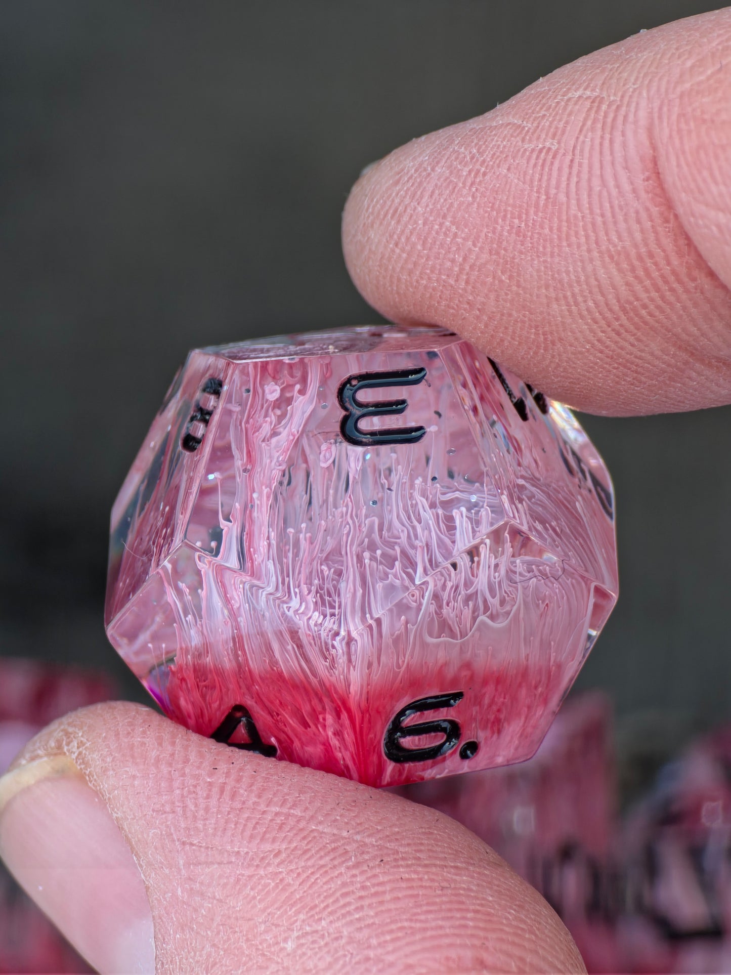 Würfelset „Sanguis Veil“ – Handgemachtes Petri Dice Set in Tiefrot mit organischem Nebeleffekt | DnD TTRPG Würfel