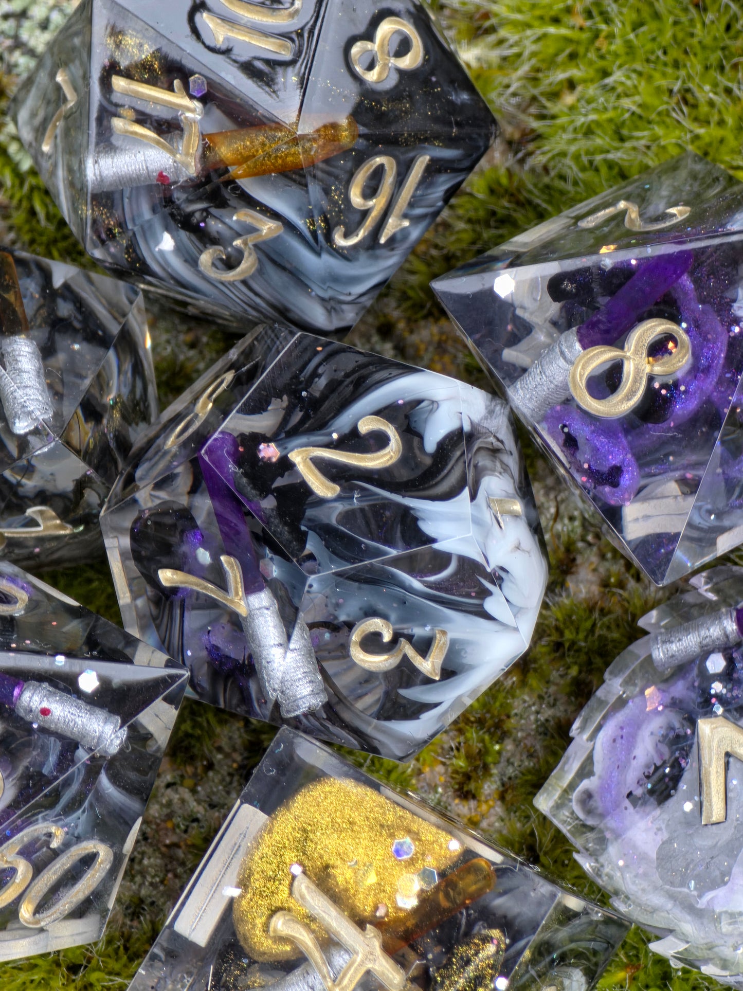 Polyedrisches Würfelset „Void Sabers“ – Handgemachte Resinwürfel mit Lichtklingen & Nebeleffekt | 8-teiliges DnD TTRPG Set