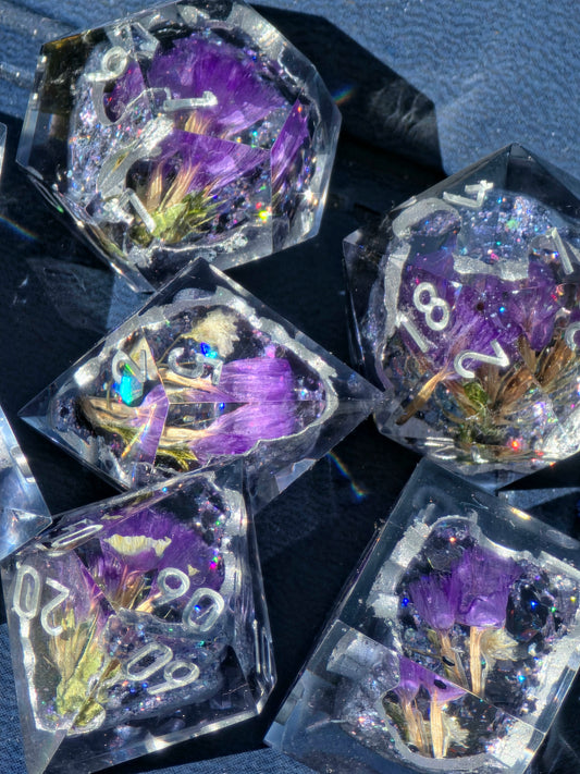 Midnight Amethyst Geode Flower Dice Set – Schwarze Kristallgeode mit violetten Blüten, Handgemachte Sharp Edge Resin Würfel, DnD Fantasy Dice