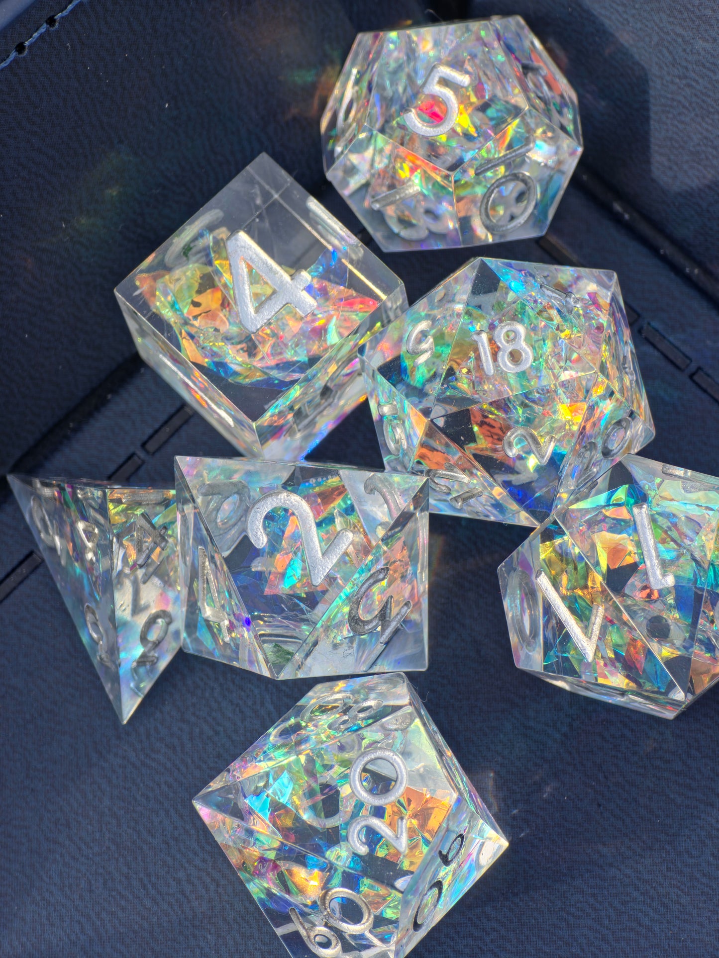 Aether Shards – Holografisches Crystal Dice Set | Klar Resin DnD Würfel mit Silberzahlen | Prismatic TTRPG Würfel | Handmade