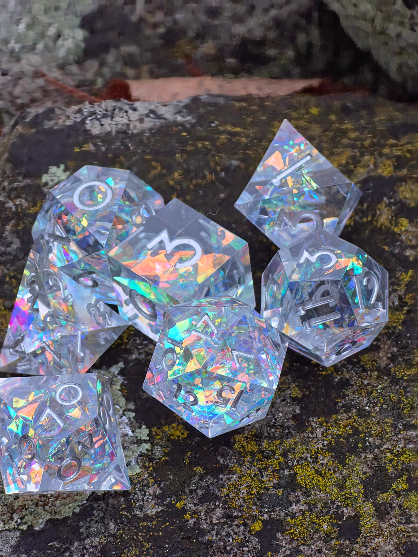 Aether Shards – Holografisches Crystal Dice Set | Klar Resin DnD Würfel mit Silberzahlen | Prismatic TTRPG Würfel | Handmade