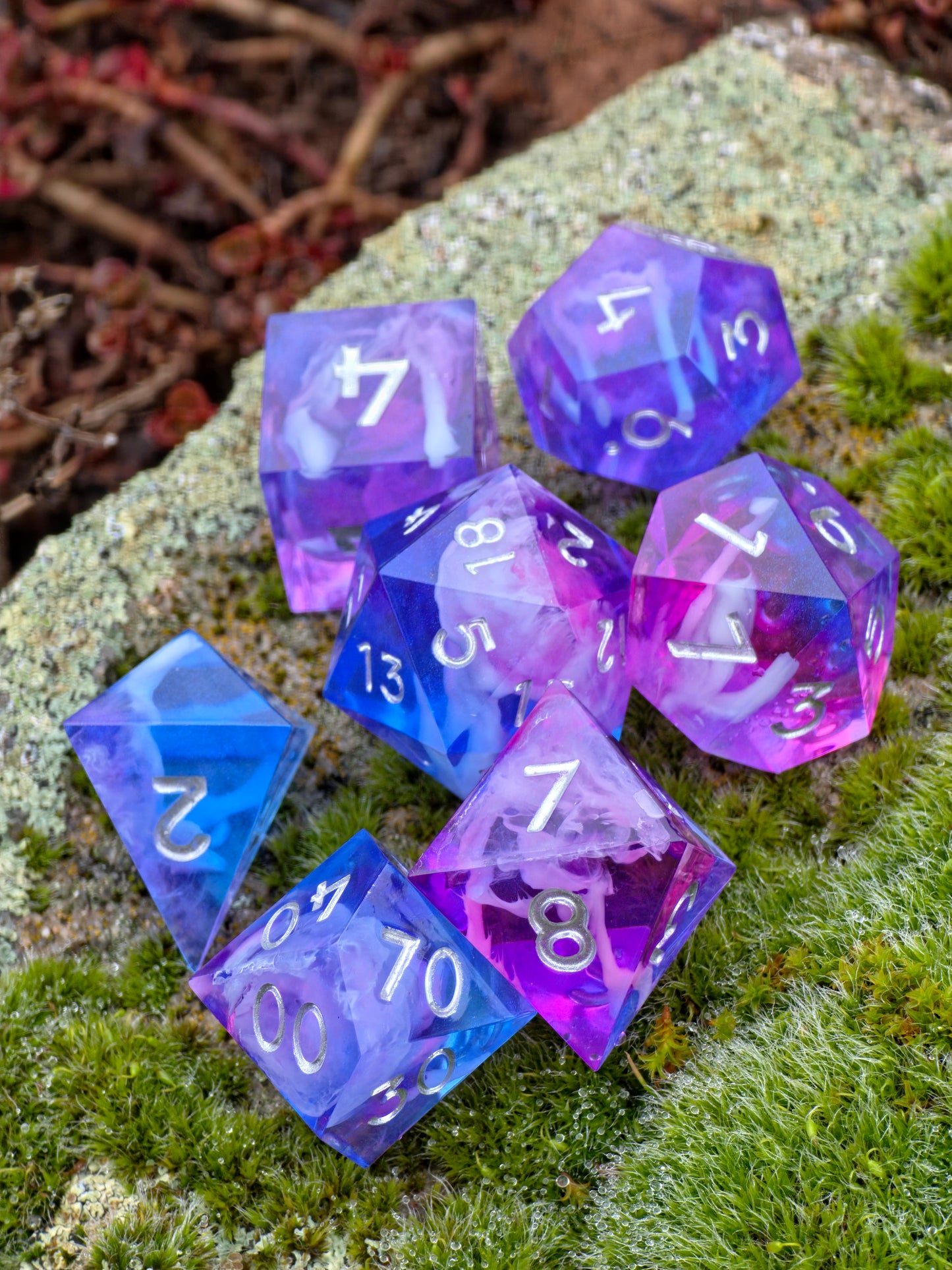 Amethyst Tide – Blau-Violettes Nebula Resin Würfelset | 7-teilig
