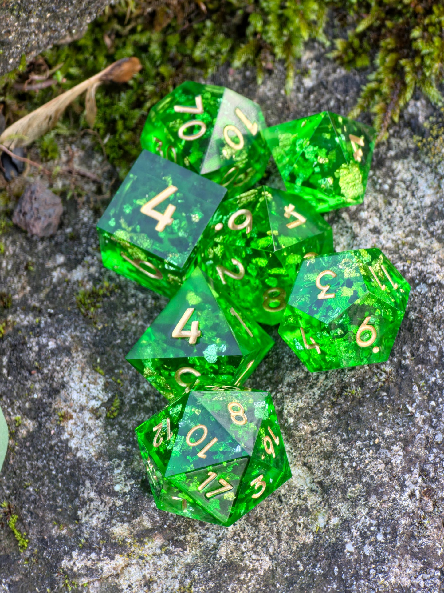 Polyedrisches DnD Würfelset Smaragdgrün – Handgemachte Resinwürfel mit Goldflocken | DnD Pen and Paper TTRPG | Edelstein Effekt Set