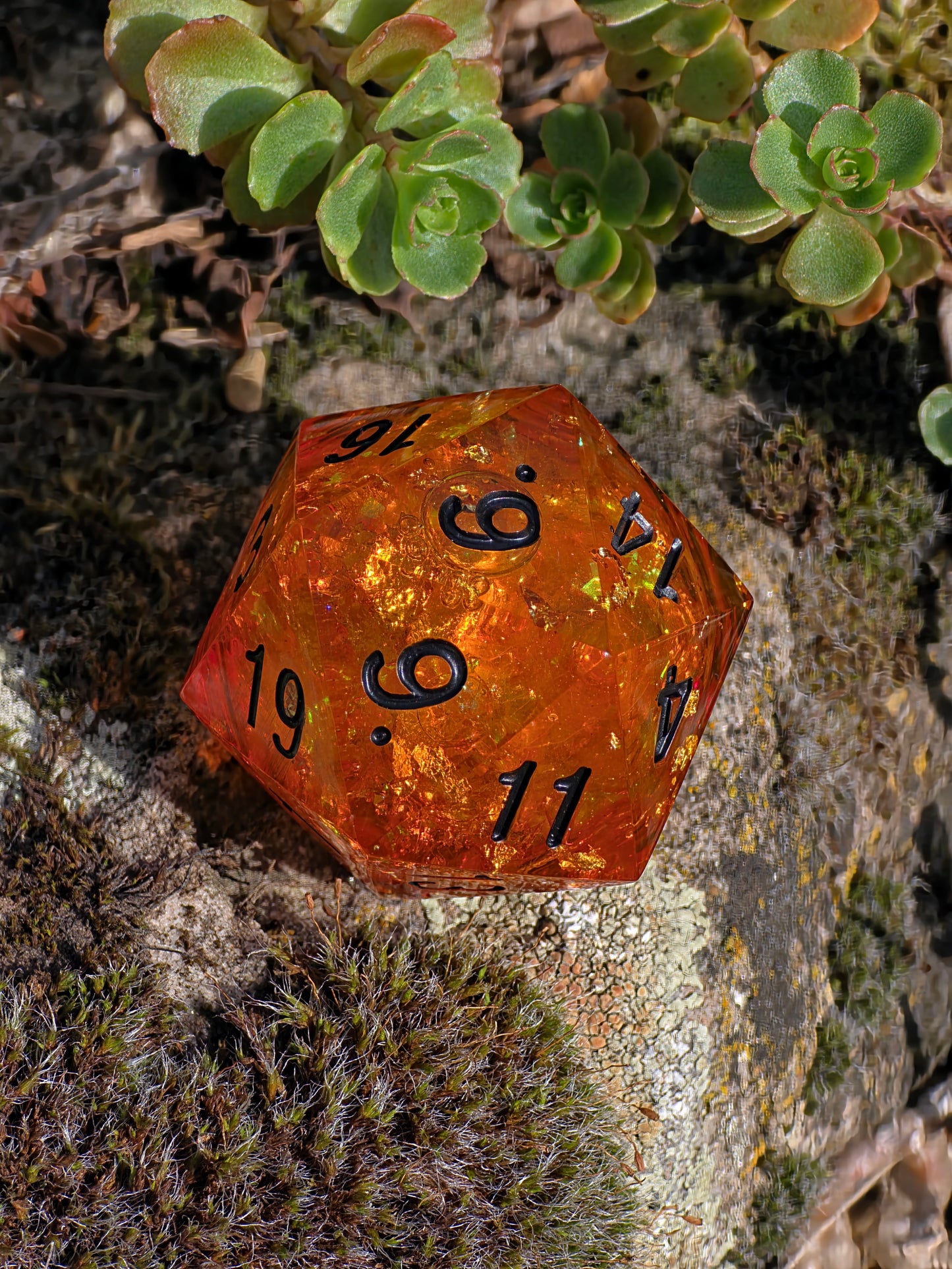 Polyedrischer D20 Würfel 35mm – Liquid Core Bernstein Amber Look – Handgemachter Resin Würfel für DnD, TTRPG & Sammler