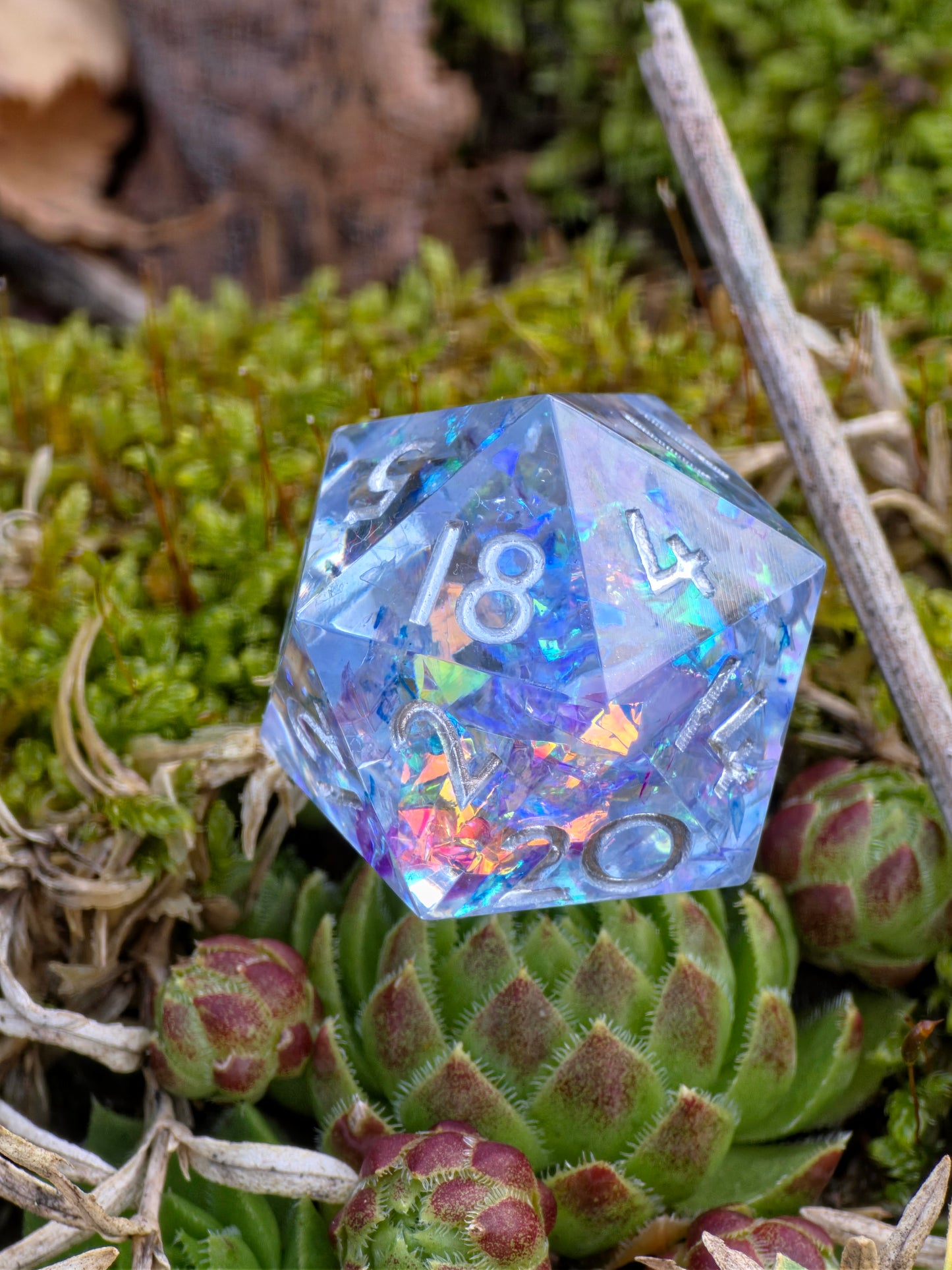 Einzelner Polyedrischer D20 – Aurora Crystal Würfel Transparent mit Opal Schimmer | Handgemachter Resinwürfel Standardgröße | DnD Pen and Paper