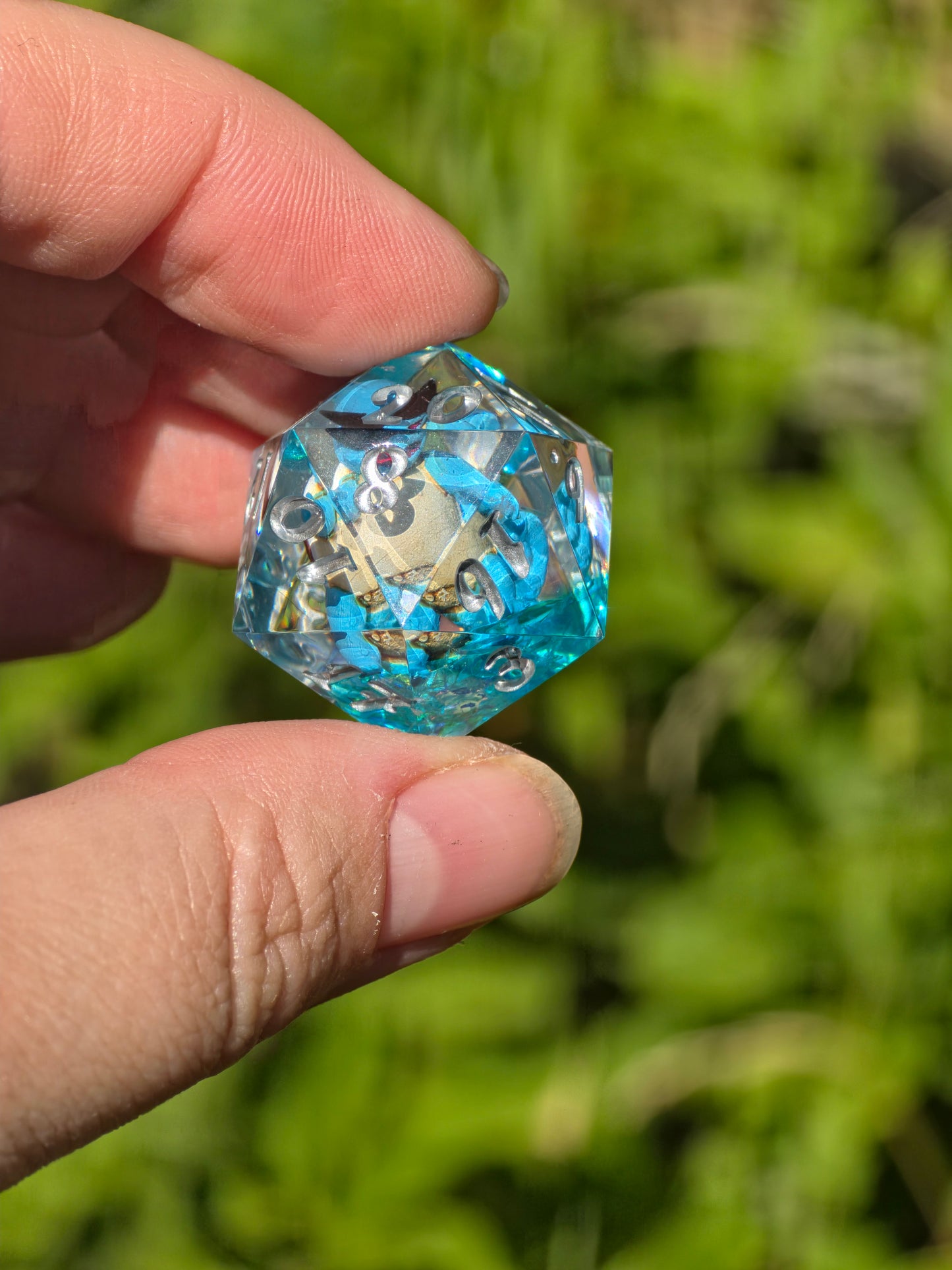 Shiggy – Crystal Splash D20 28 mm – Pokémon-inspirierter Resin Würfel mit Sonnenbrille | Himmelblaue Basis & Silberne Zahlen