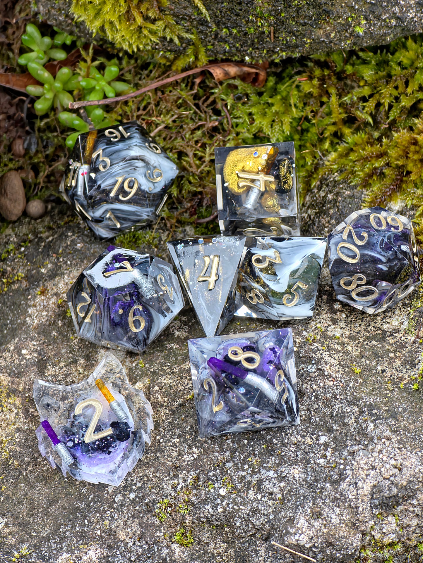 Polyedrisches Würfelset „Void Sabers“ – Handgemachte Resinwürfel mit Lichtklingen & Nebeleffekt | 8-teiliges DnD TTRPG Set