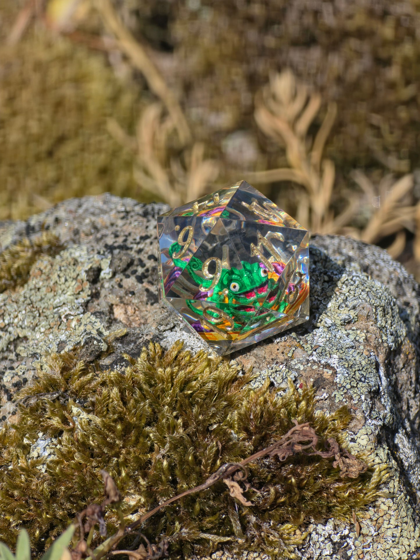 Pascal's Secret Garden D20 Dice – Tangled Inspired Resin D20 mit Pascal Chamäleon | Handgemachter Sharp Edge Würfel für DnD & RPG