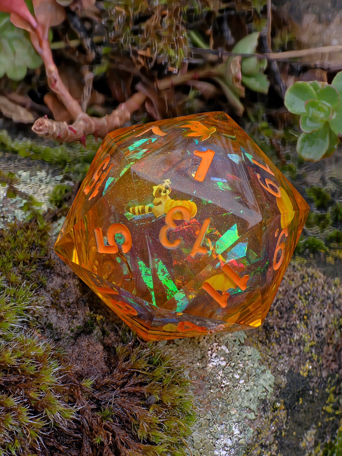 Chonk Polyedrischer D20 Würfel 33–35 mm – Liquid Core Autumn Raccoon Dice | Handgemachter Resin Würfel mit Herbstblättern, Kürbis, Halloween