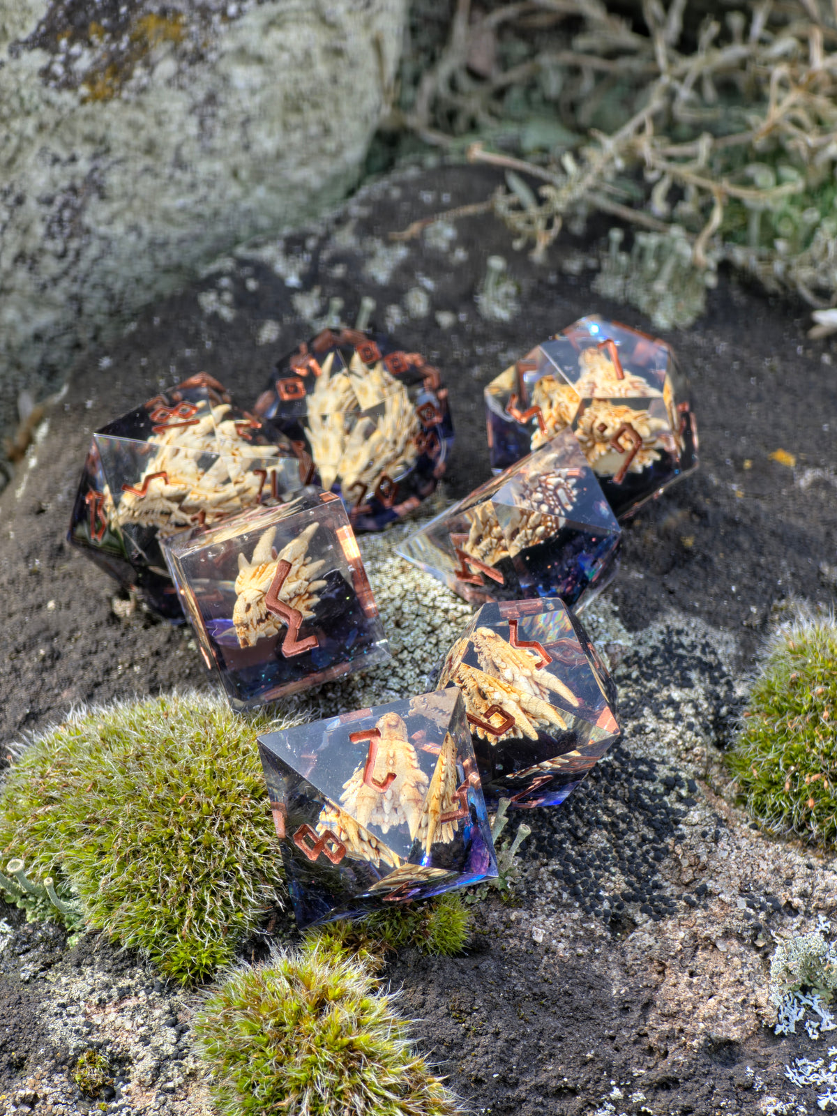 Dragon's Legacy – Ancient Skulls Drachen Schädel Würfelset – 7-teiliges DnD Resin Dice Set | Dragon Skull Dice mit Kupfer Zahlen | Handmade Fantasy Würfel