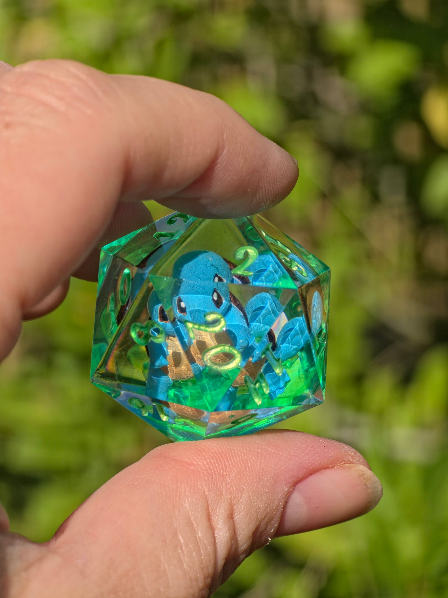 Shiggy – Toxic Lagoon D20 35 mm – Pokémon-inspirierter Resin Würfel in Neon Acid Green | Handgefertigter Chonk DnD Würfel
