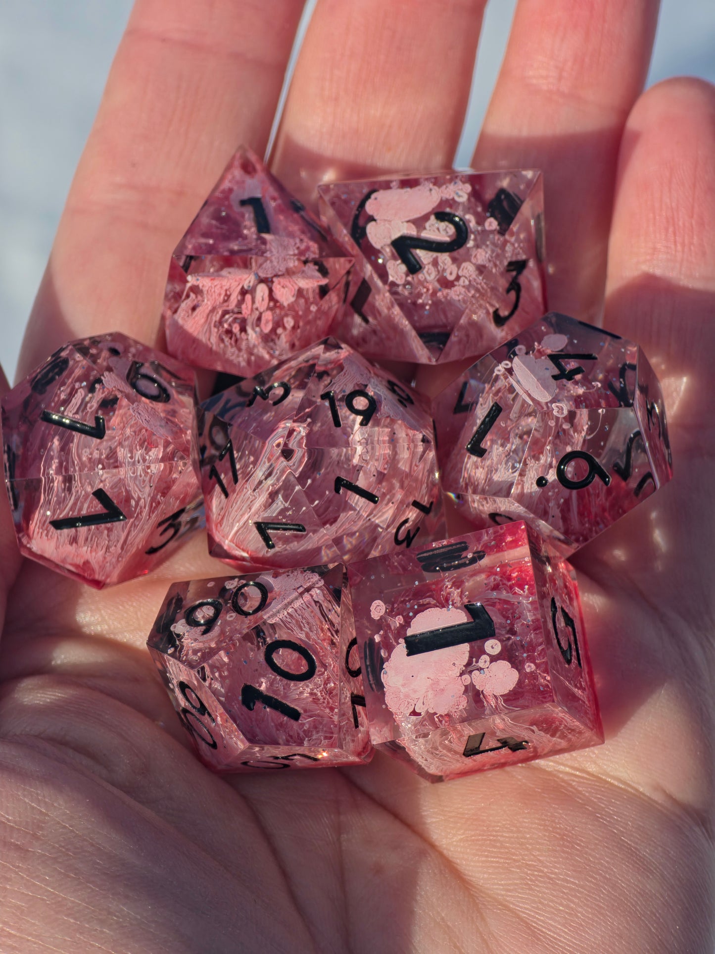 Polyedrisches Würfelset „Crimson Bloom“ – Handgemachte Resinwürfel mit rotem & weißem Petri-Effekt | DnD Dice Set TTRPG