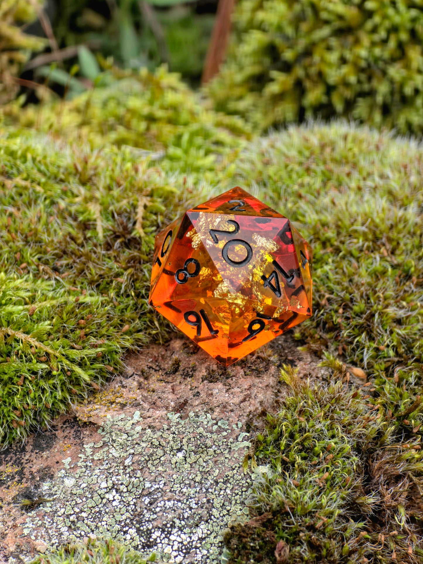Polyedrischer Einzelner D20 – Amber Bernstein Stil | Handgemachter Resin W20 Würfel in Gold Orange Transparent mit Blattgold | Standardgröße